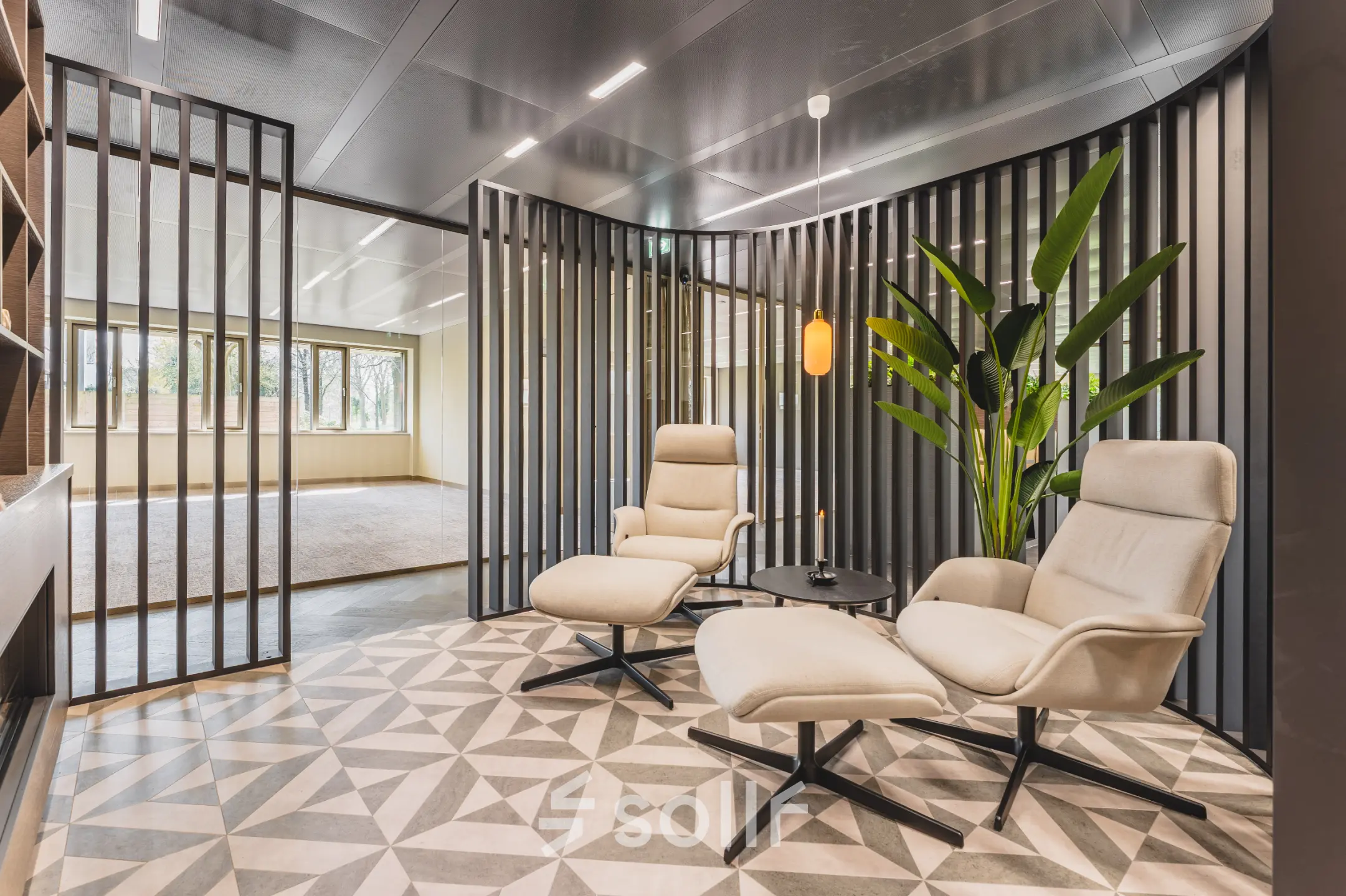 Moderne kantoorruimte op Walborg 2A in Amsterdam Buitenveldert met stijlvolle stoelen en designvloer, ideaal voor het huren van een presentabele werkplek.