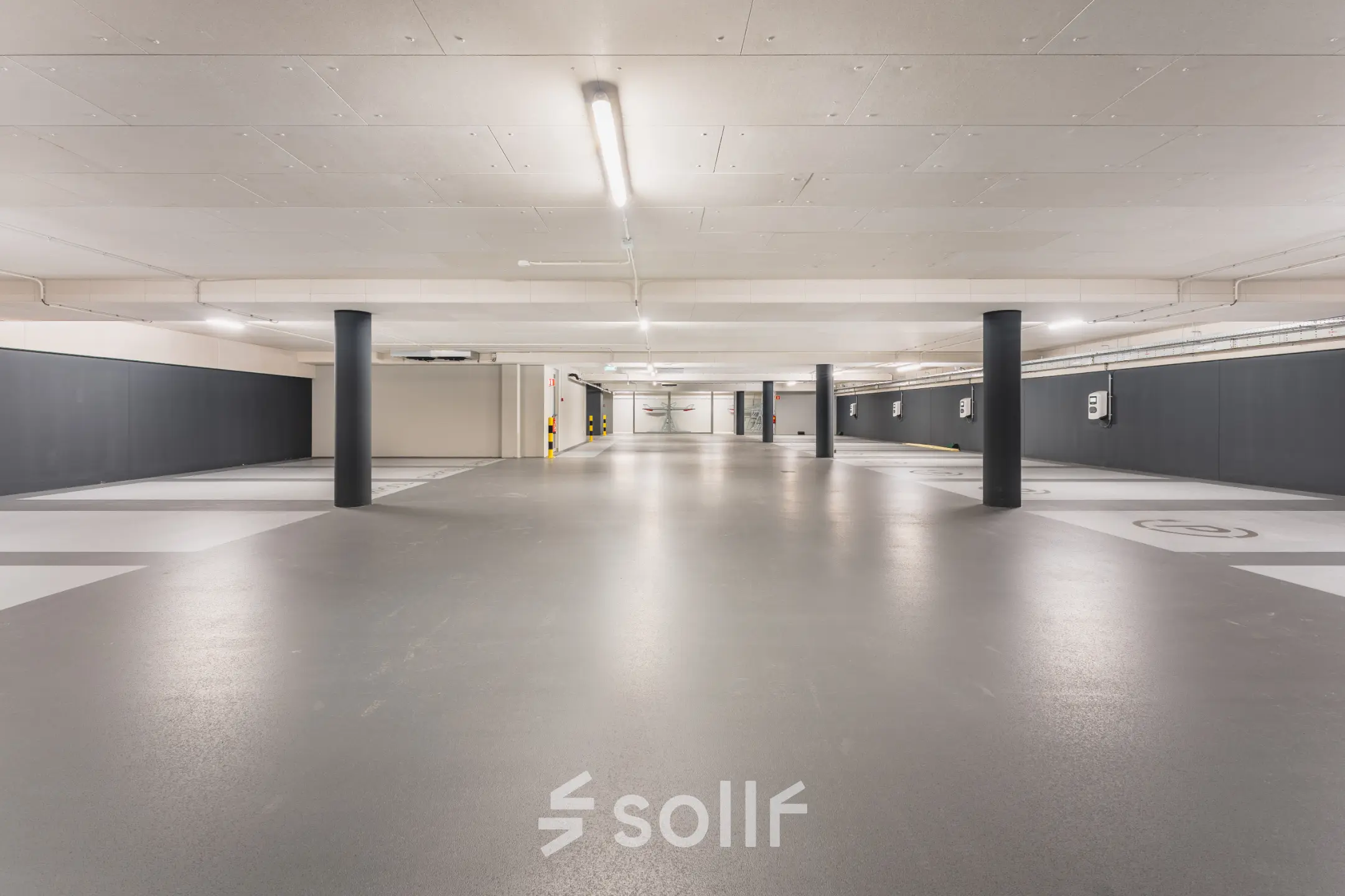 Ondergrondse parkeergarage in kantoorpand op Walborg 2A, Amsterdam Buitenveldert, geschikt voor huur met voldoende ruimte voor meerdere voertuigen.