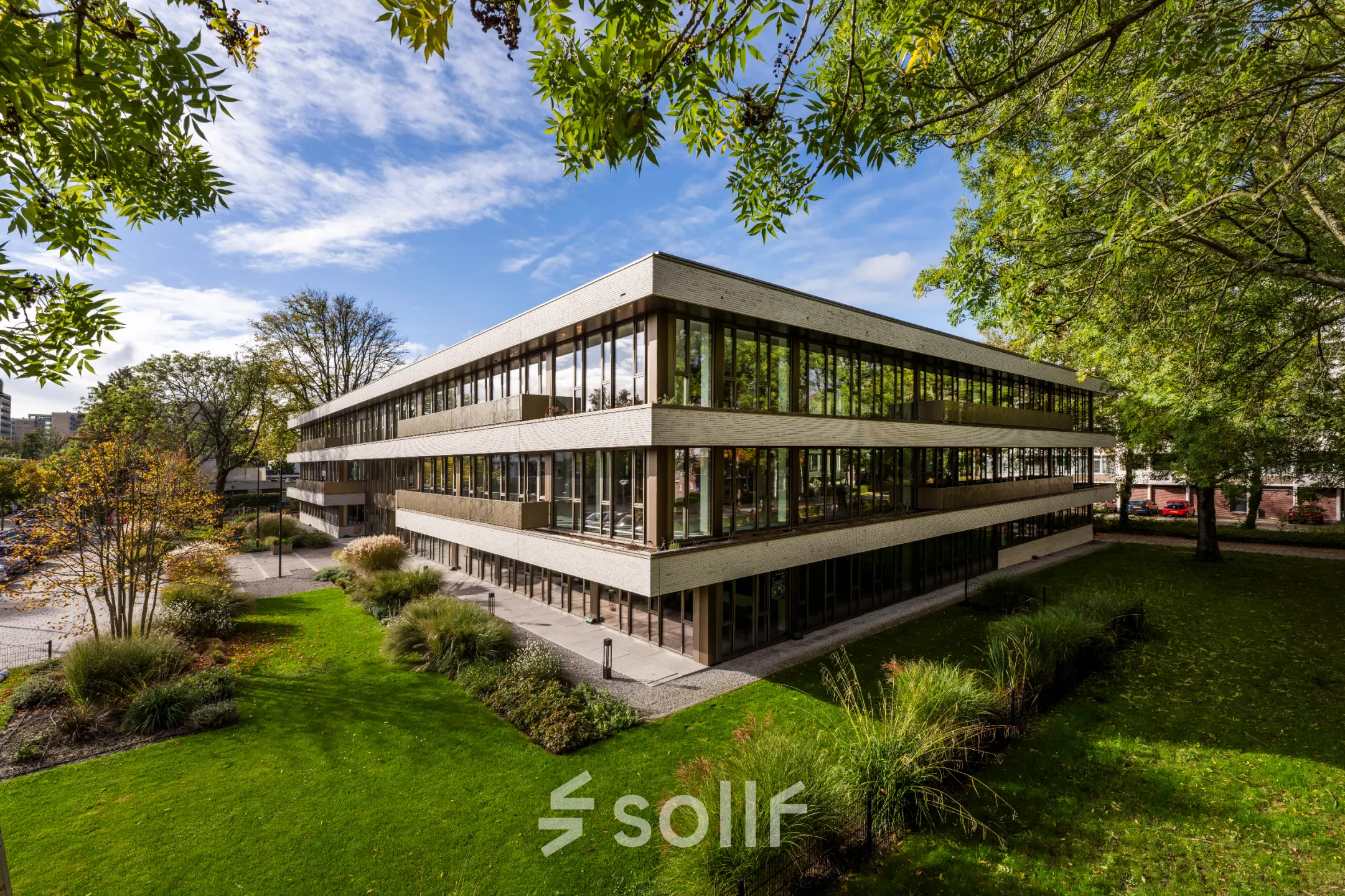 Modern kantoorpand in Amsterdam Buitenveldert gelegen op Walborg 2A, omgeven door groen. Geschikt voor kantoorruimte huren.