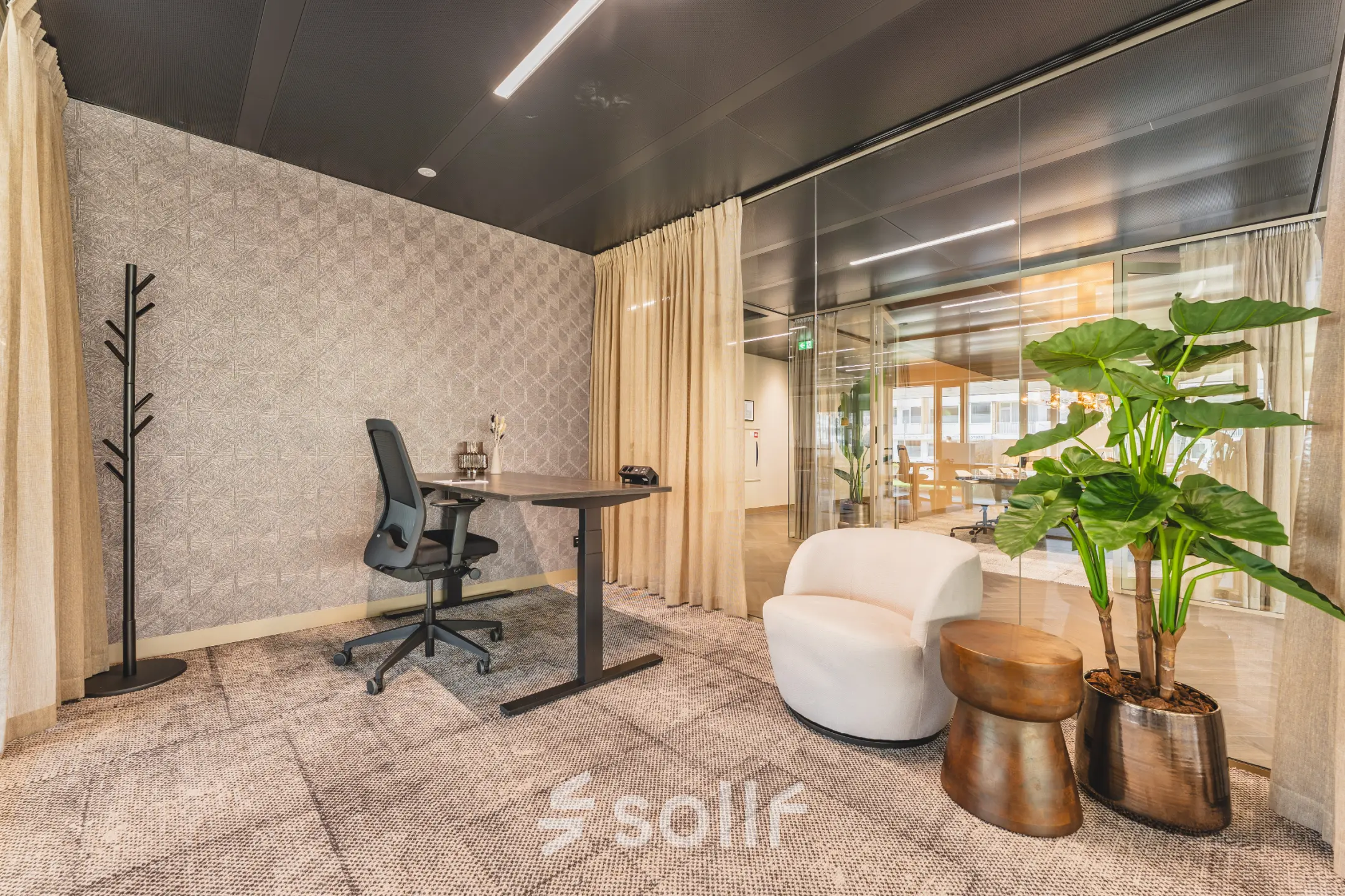 Moderne kantoorruimte in Amsterdam Buitenveldert met stijlvolle inrichting, waaronder een bureau, stoel en plant. Ideaal voor huur op Walborg 2A voor efficiënt werken.
