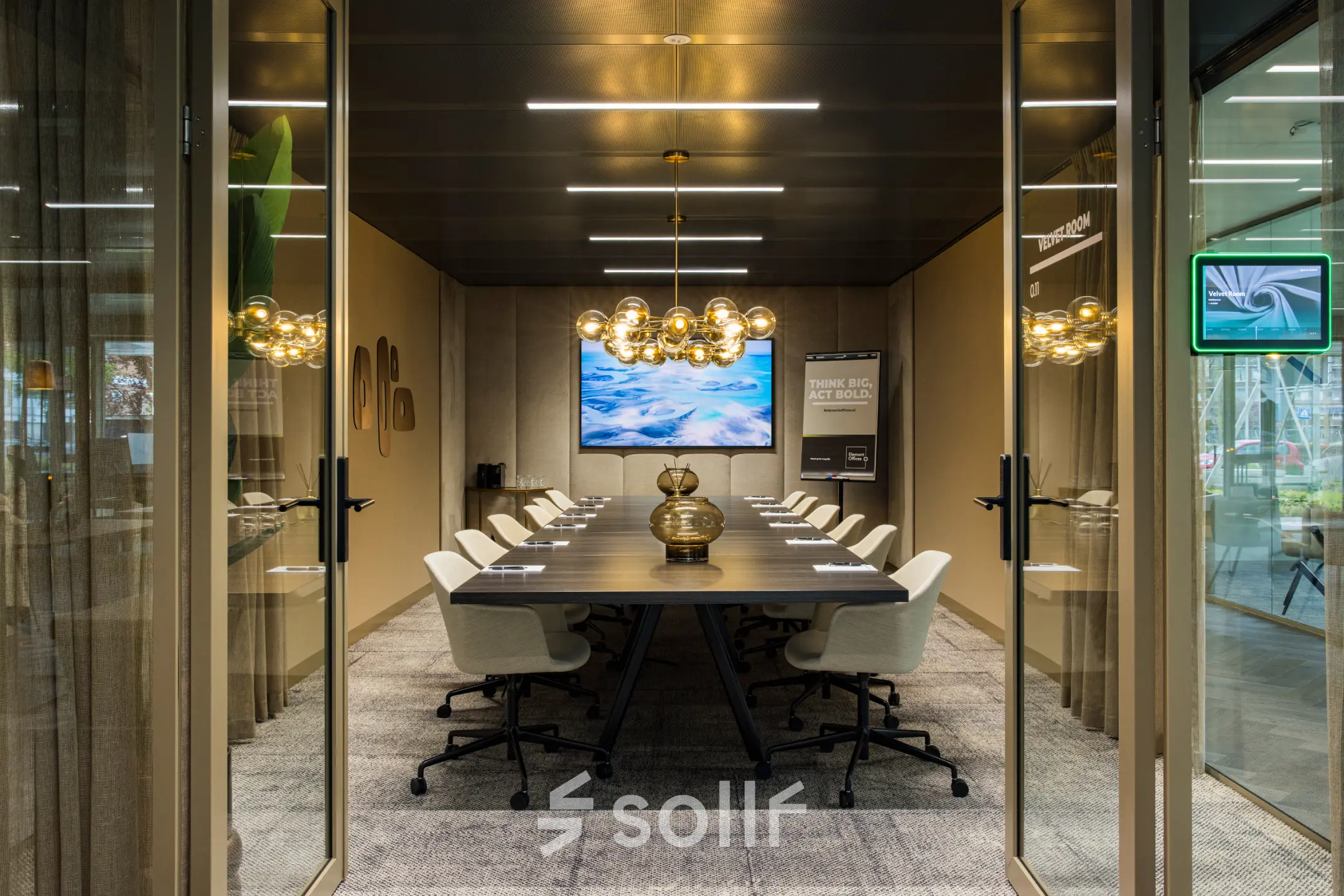 Moderne en stijlvolle vergaderruimte in kantoorpand Walborg 2A, Amsterdam Buitenveldert, met een lange tafel, verlichting en stoelen. Perfect voor wie kantoorruimte wil huren voor zakelijke bijeenkomsten.