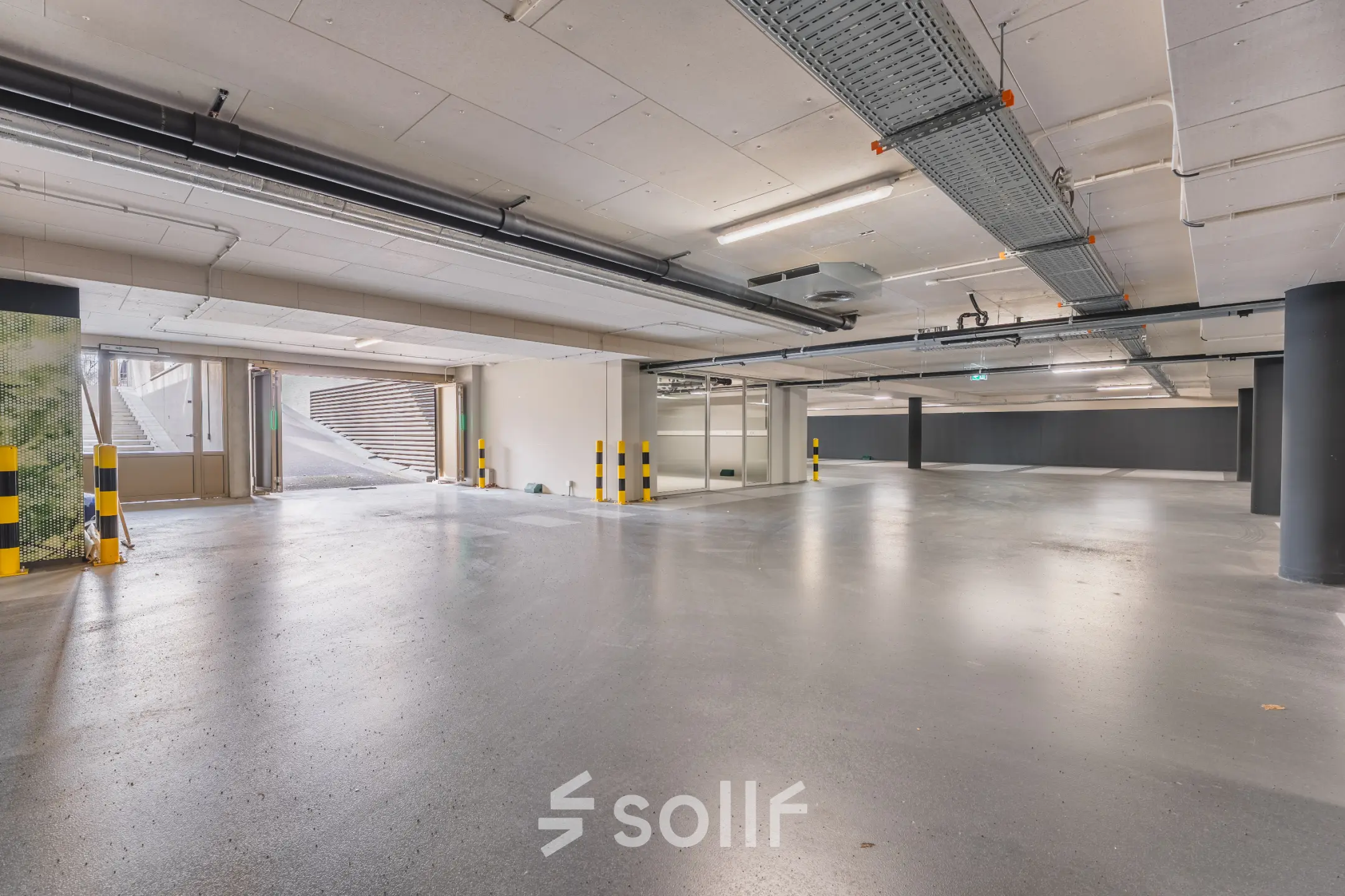 Ruime parkeergarage in het kantoorpand Walborg 2A, Amsterdam Buitenveldert, ideaal voor huren als onderdeel van de kantoorruimte.