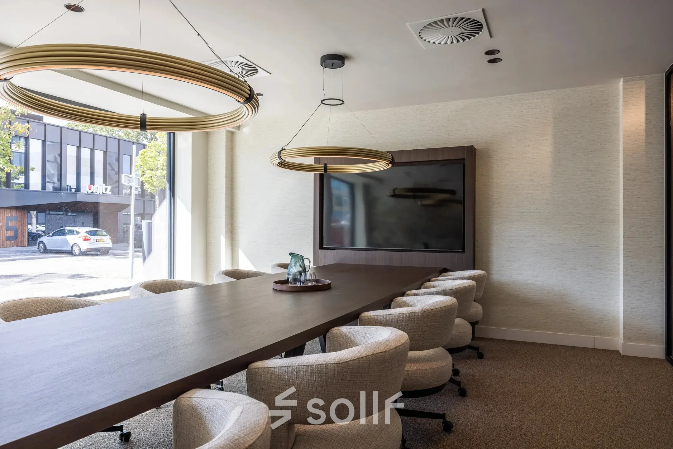 Vergaderruimte in een kantoorpand op Zwaansvliet 1, Amsterdam Buitenveldert, met een lange tafel en comfortabele stoelen voor zakelijke vergaderingen. Grote ramen en moderne verlichting verfraaien de ruimte.