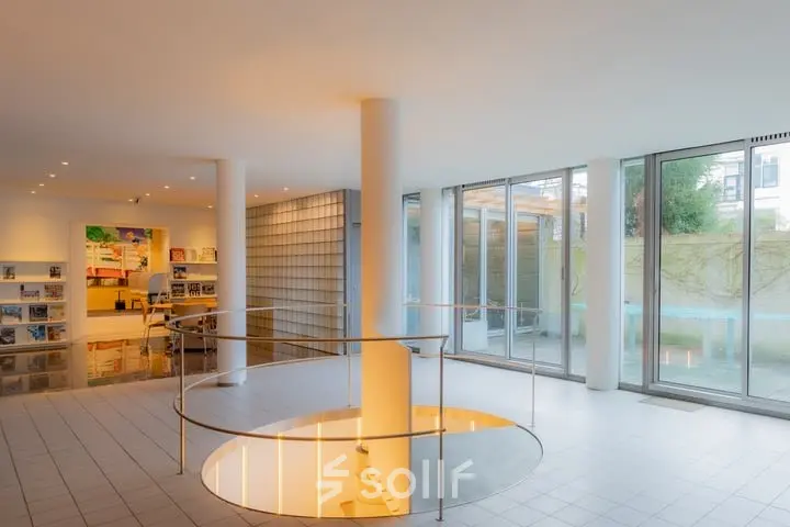 Licht, ruim kantoorpand op Kerkstraat 204, Amsterdam Centrum, met grote ramen en moderne inrichting. Perfect voor wie kantoorruimte wil huren.