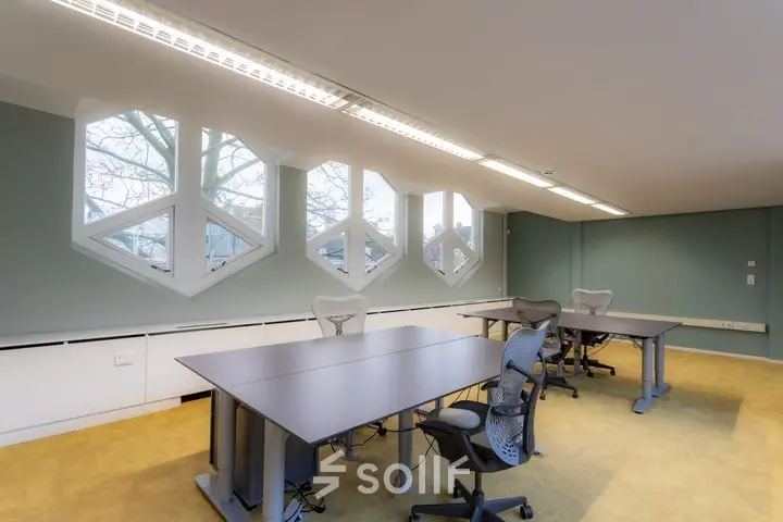 Lichte kantoorruimte huren in Amsterdam Centrum met moderne werkplekken en opvallende ramen, geschikt voor productief werk op Kerkstraat 204.