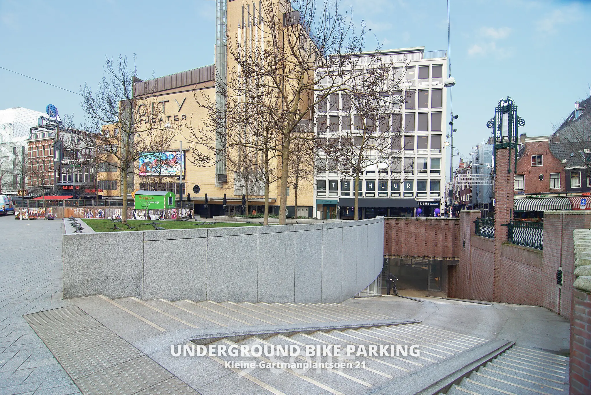 Buitenzijde van een kantoorpand aan het Kleine Gartmanplantsoen 21 in Amsterdam Centrum, met zicht op de omgeving en City Theater. Ideaal voor kantoorruimte huren in een levendige buurt.
