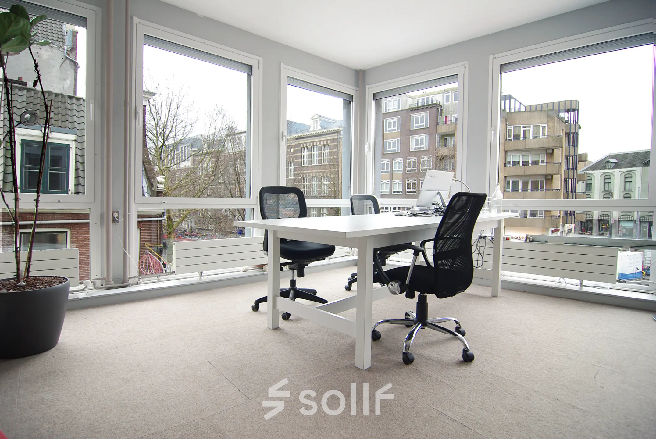 Lichte kantoorruimte huren op Kleine Gartmanplantsoen 21 in Amsterdam Centrum, met moderne bureaus en een comfortabele inrichting. Geschikt voor zakelijke activiteiten met uitzicht op de stad.