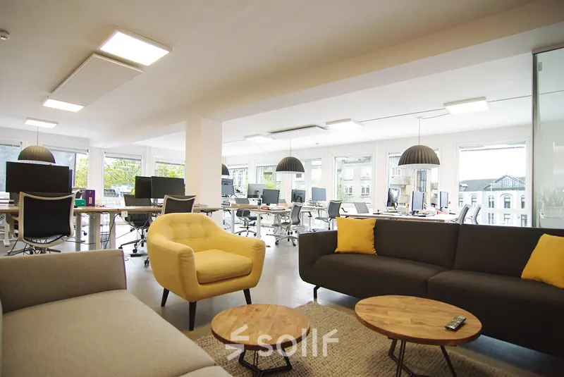 Moderne kantoorruimte huren met grote ramen, comfortabele stoelen en veelzijdige werkplekken, gelegen in Amsterdam Centrum op Kleine Gartmanplantsoen 21.