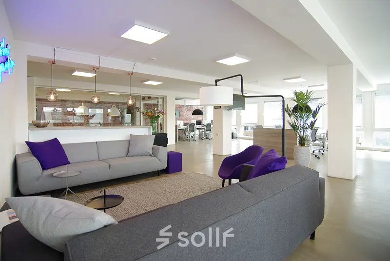 Moderne gemeubileerde kantoorruimte met zitgedeelte en werkplekken, ideaal voor kantoorruimte huren op Kleine Gartmanplantsoen 21, Amsterdam Centrum.