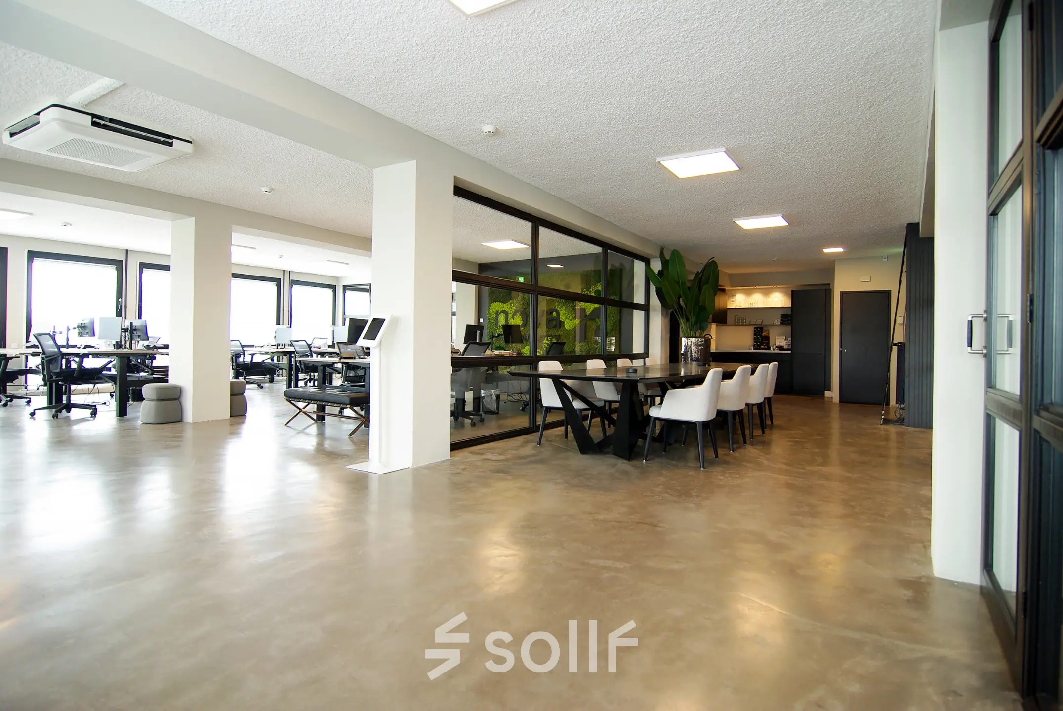 Moderne kantoorruimte in Amsterdam Centrum met open plattegrond, flexibele werkplekken en vergadertafel. Ideaal voor kantoorruimte huren op Kleine Gartmanplantsoen 21.