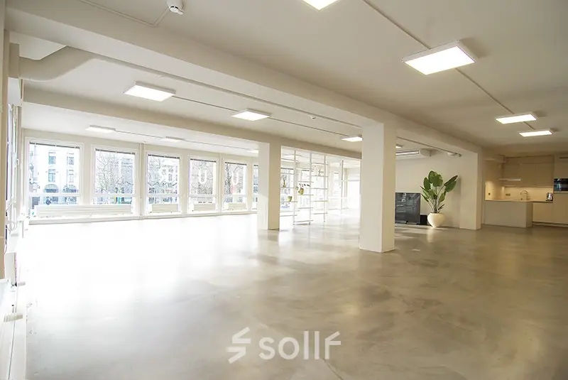 Ruime kantoorruimte te huur op Kleine Gartmanplantsoen 21 in Amsterdam Centrum, met grote ramen en moderne verlichting, ideaal voor diverse kantoortoepassingen.