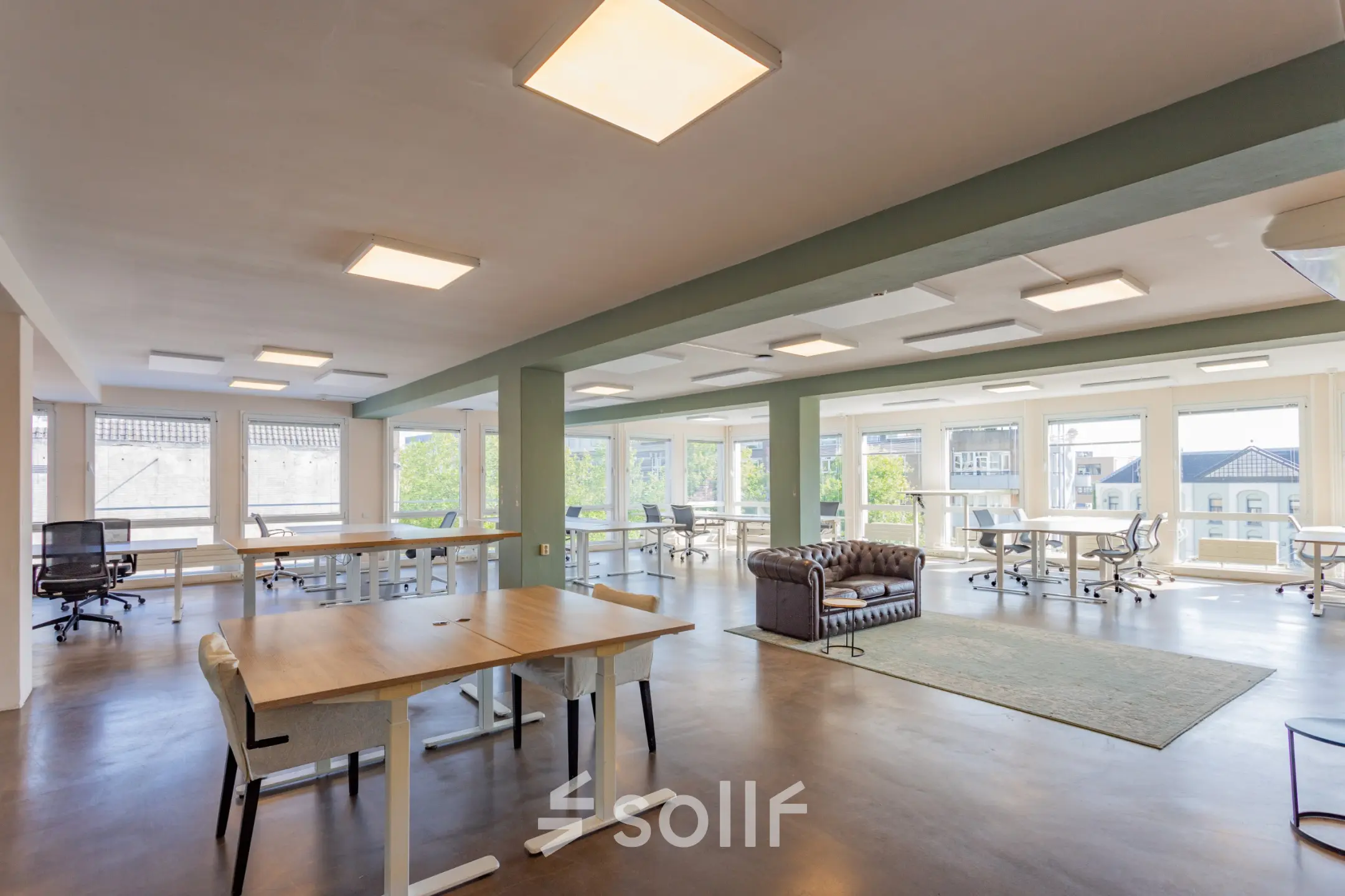 Ruime en lichte kantoorruimte met grote ramen en diverse bureaus op Kleine Gartmanplantsoen 21 in Amsterdam Centrum. Ideaal kantoorpand voor wie kantoorruimte wil huren in een centrale omgeving.