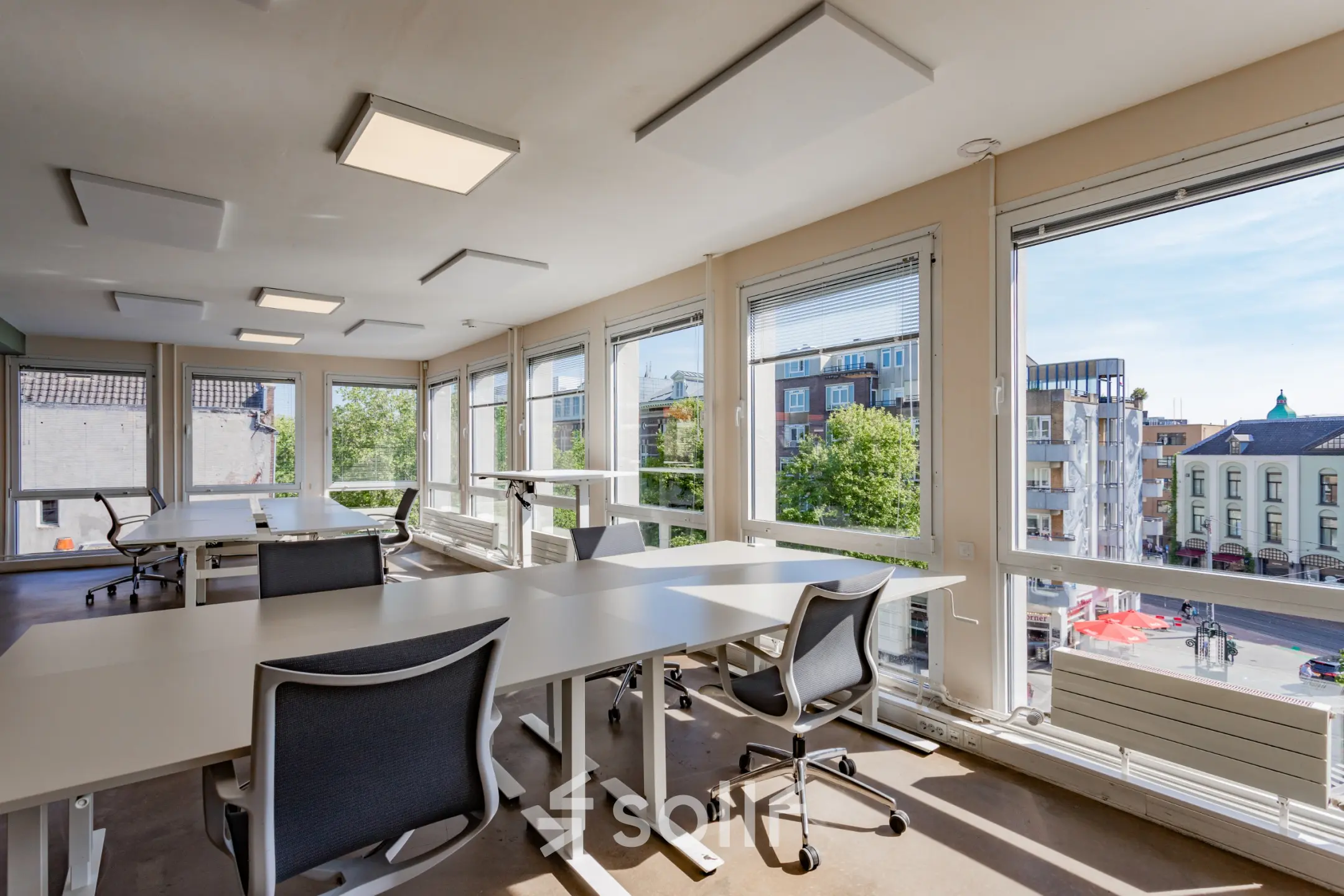 Kantoorruimte huren op Kleine Gartmanplantsoen 21, Amsterdam Centrum met ruime ramen en werkplekken. Geschikt voor meerdere kantoren met veel natuurlijk licht en moderne inrichting.