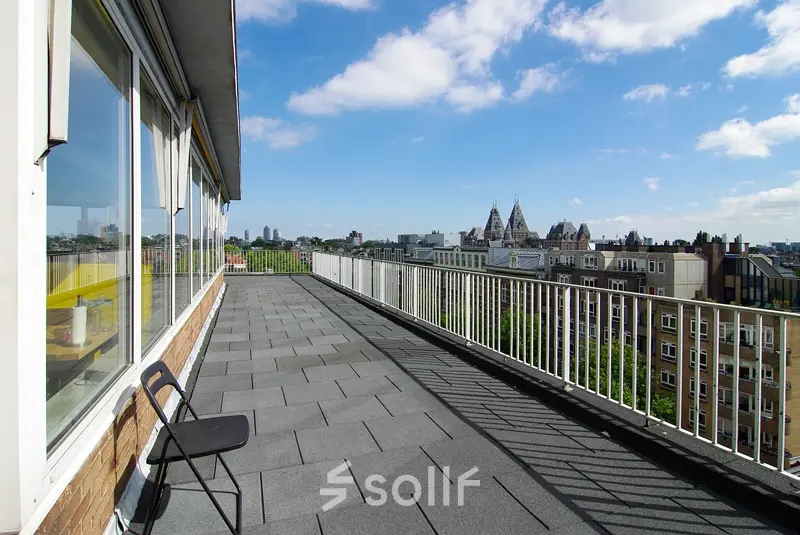 Terras met uitzicht over Amsterdam vanaf Kleine Gartmanplantsoen 21, ideaal voor pauzes tijdens kantoorruimte huren.