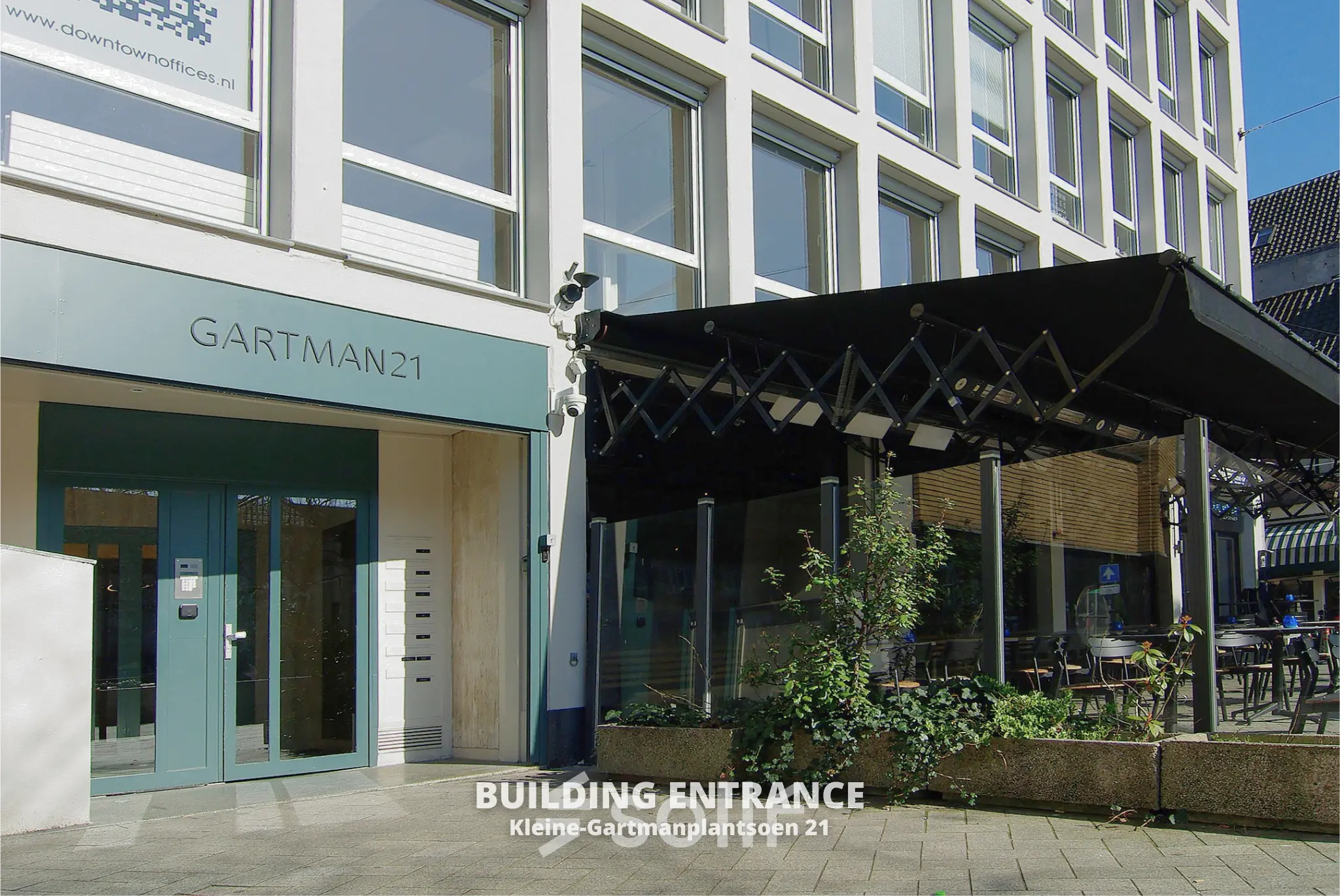 Vooraanzicht van een kantoorpand op Kleine Gartmanplantsoen 21 in Amsterdam Centrum, met moderne entree en terras. Ideaal om kantoorruimte te huren in het hart van de stad.