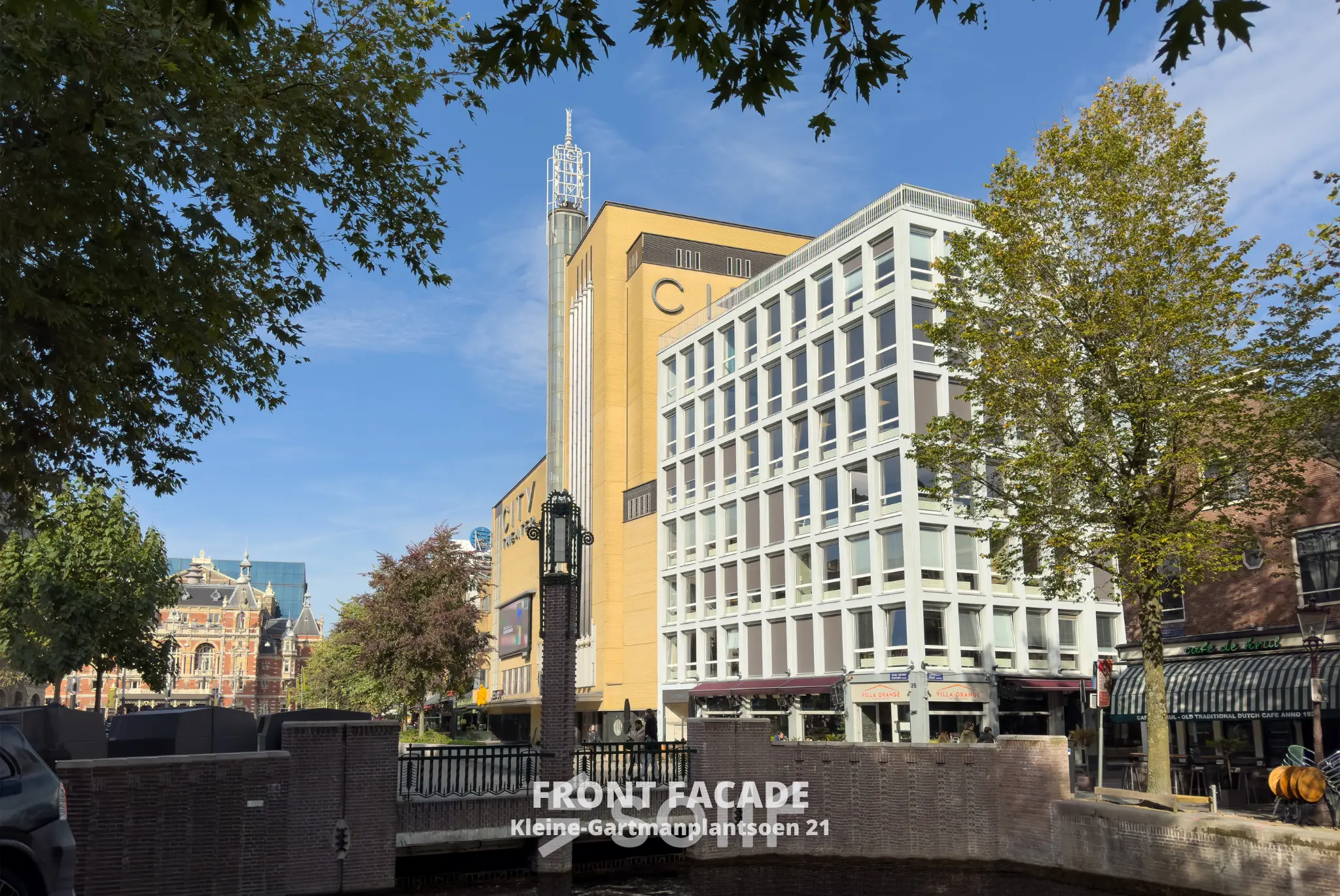 Buitenzijde van kantoorpand op Kleine Gartmanplantsoen 21, Amsterdam Centrum, ideaal voor kantoorruimte huren. Het pand heeft een moderne uitstraling met grote ramen over meerdere verdiepingen.