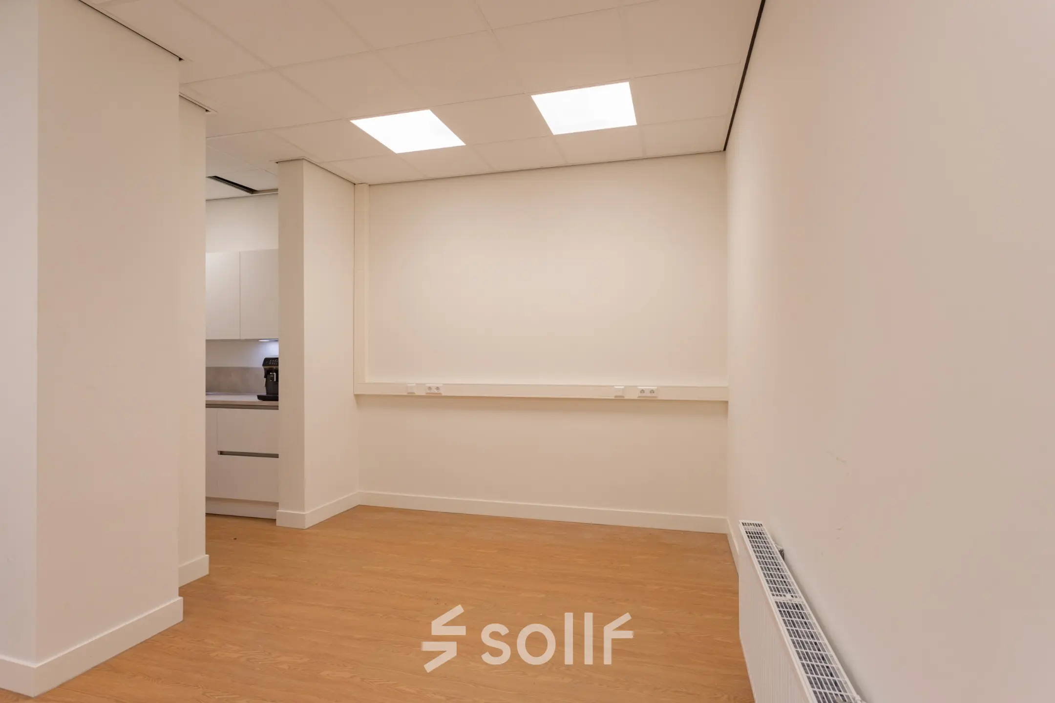 Lege kantoorruimte met houten vloer en witte muren op Korte Leidsedwarsstraat 133A 133A, Amsterdam Centrum. Geschikt voor kantoorruimte huren met lichte kleuren en strakke afwerking.