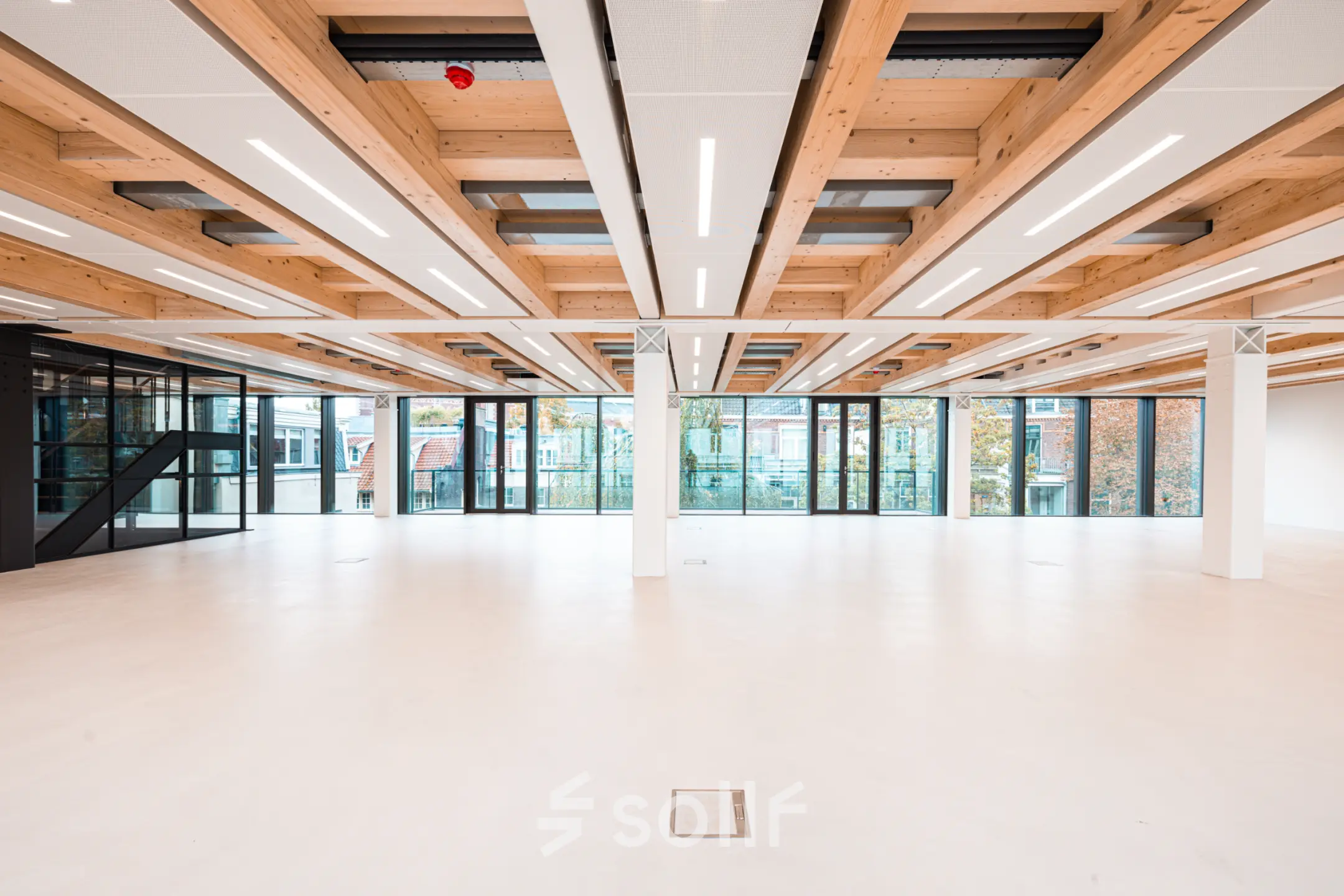 Ruime kantooretage met houten plafondbalken en grote ramen op P.C. Hooftstraat 7, Amsterdam Centrum. Ideaal voor kantoorruimte huren met een open indeling en veel natuurlijk licht.