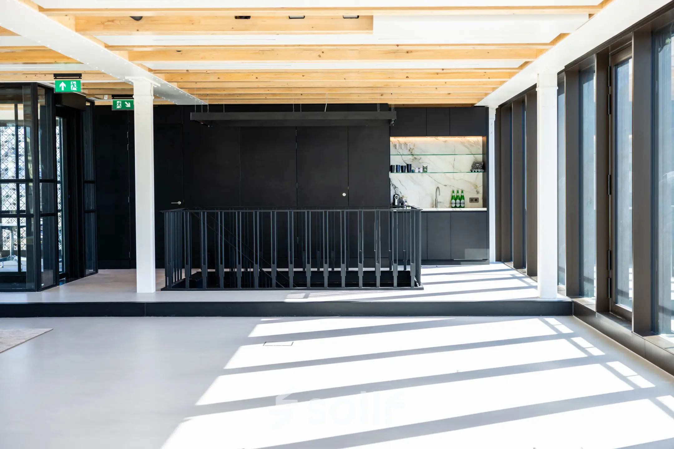 Lichte kantoorruimte in Amsterdam Centrum met zichtbare trap naar beneden en natuurlijke lichtinval. Ruimte voor het huren van een kantoor aan P.C. Hooftstraat 7. Ideale plek voor dynamische werkomgeving.