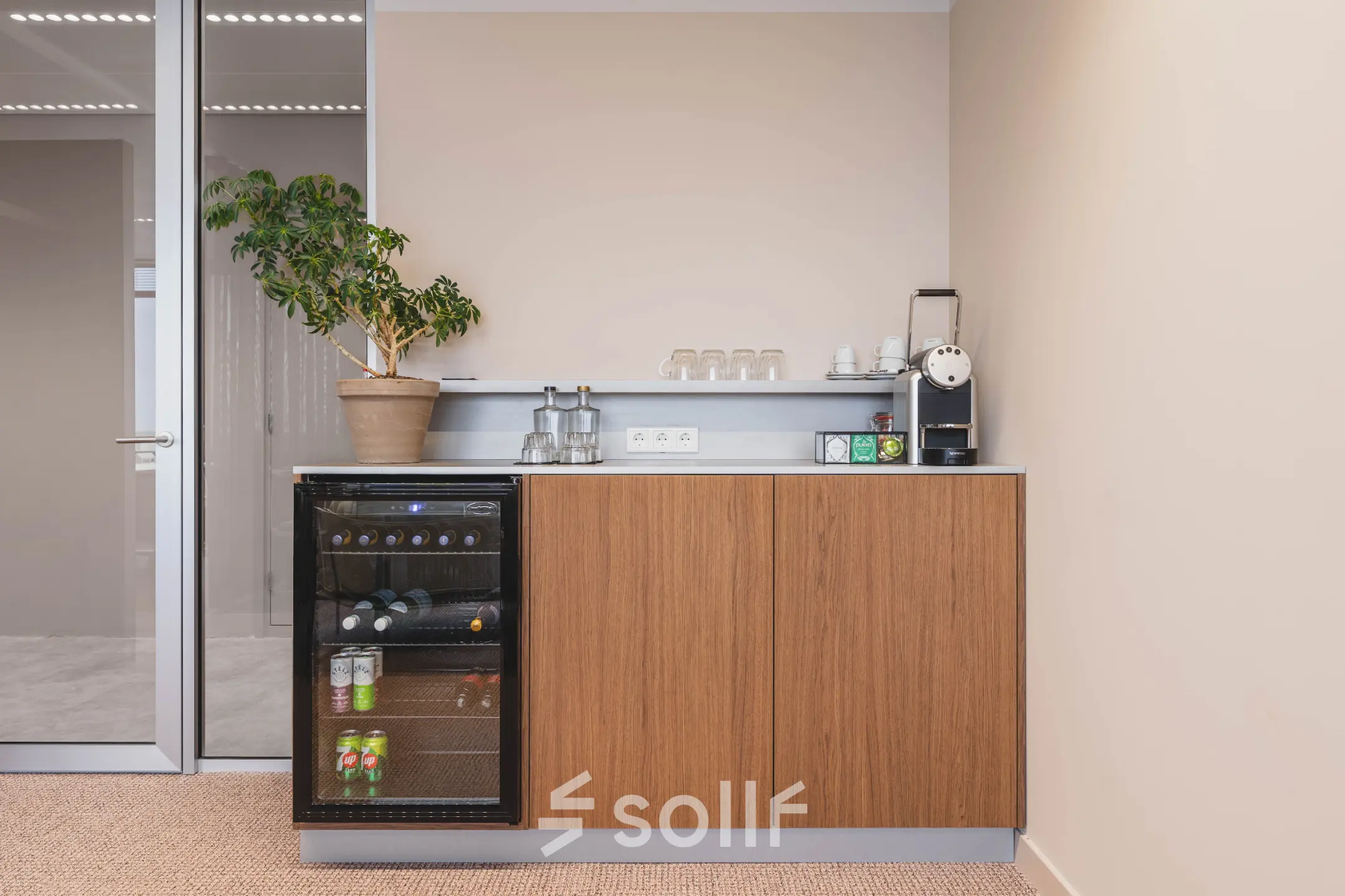 Moderne pantry in een kantoorpand op Piet Heinkade 55, Amsterdam Centrum, voor kantoorruimte huren. Uitgerust met een koelkast, koffiezetapparaat en glazen, klaar voor gebruik.