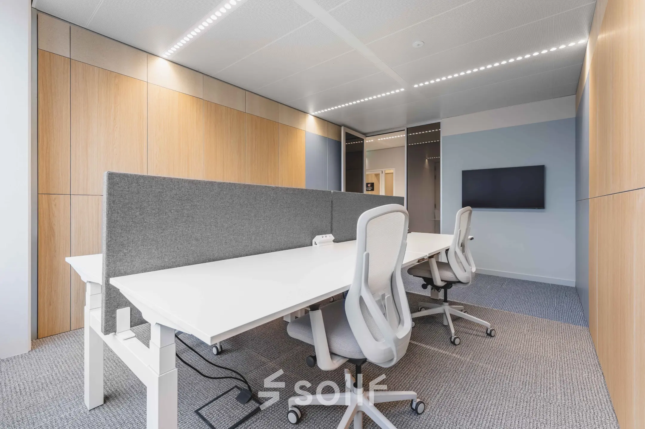 Moderne kantoorruimte met houten panelen op Piet Heinkade 55, Amsterdam Centrum, geschikt voor het huren van een kantoorpand. Meubilair bestaat uit witte bureaus en comfortabele stoelen.