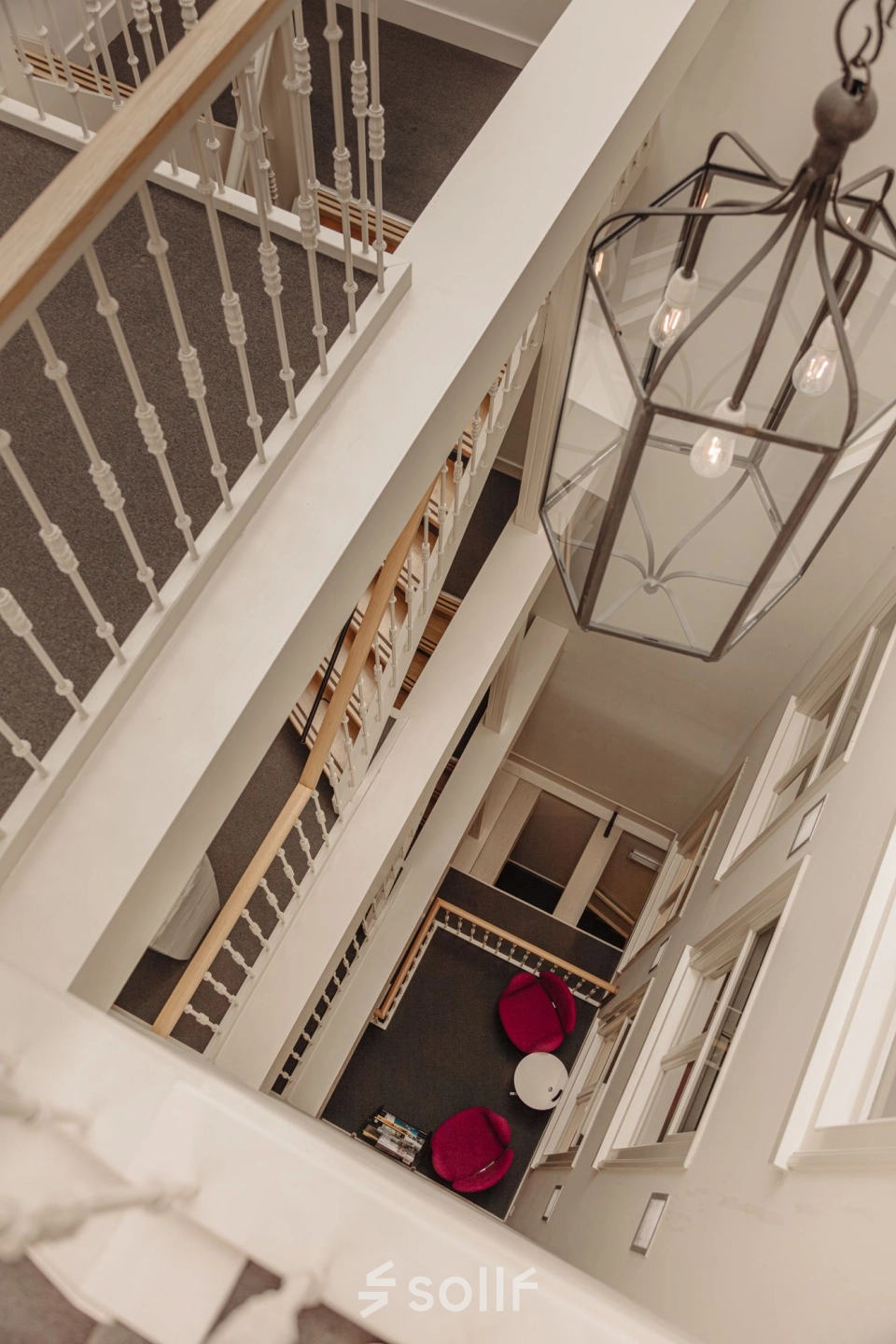 Interieur uitzicht op het trappenhuis van het kantoorpand op Prins Hendrikkade 14, Amsterdam Centrum, met stijlvolle elementen en moderne verlichting; een uitnodigende plek voor kantoorruimte huren.