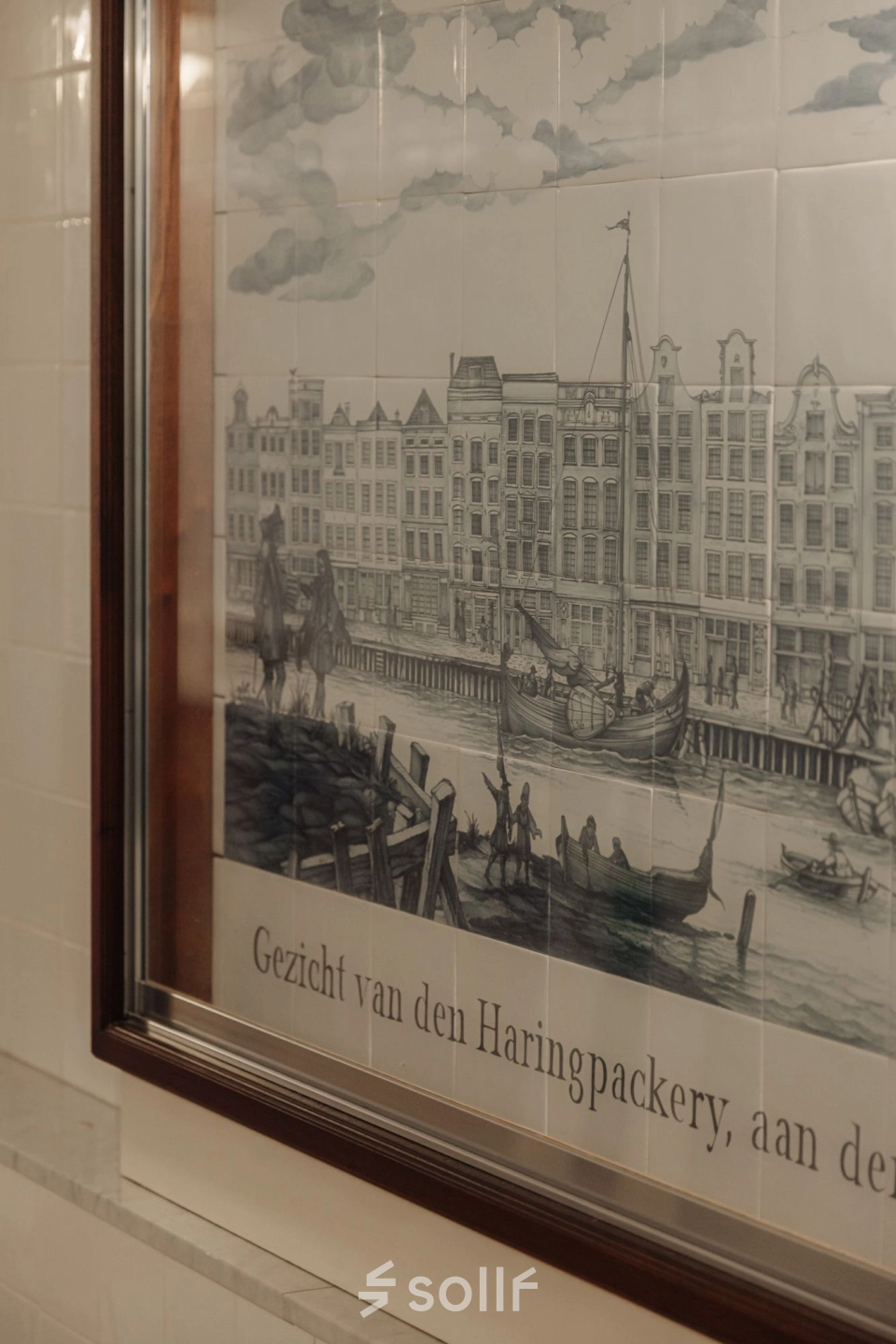 Historisch tegeltableau in een kantoorpand aan de Prins Hendrikkade 14 in Amsterdam Centrum. Geschikt voor wie een kantoorruimte wil huren met een authentieke sfeer.