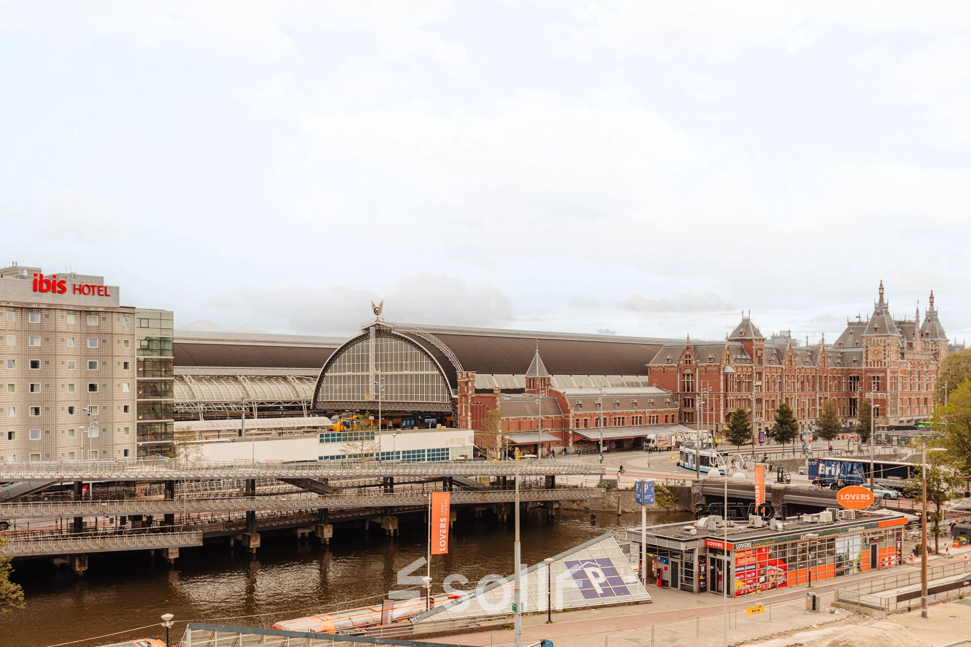Uitzicht vanaf Prins Hendrikkade 14 in Amsterdam Centrum op het centraal station en omgeving. Ideaal voor kantoorruimte huren met goede bereikbaarheid.