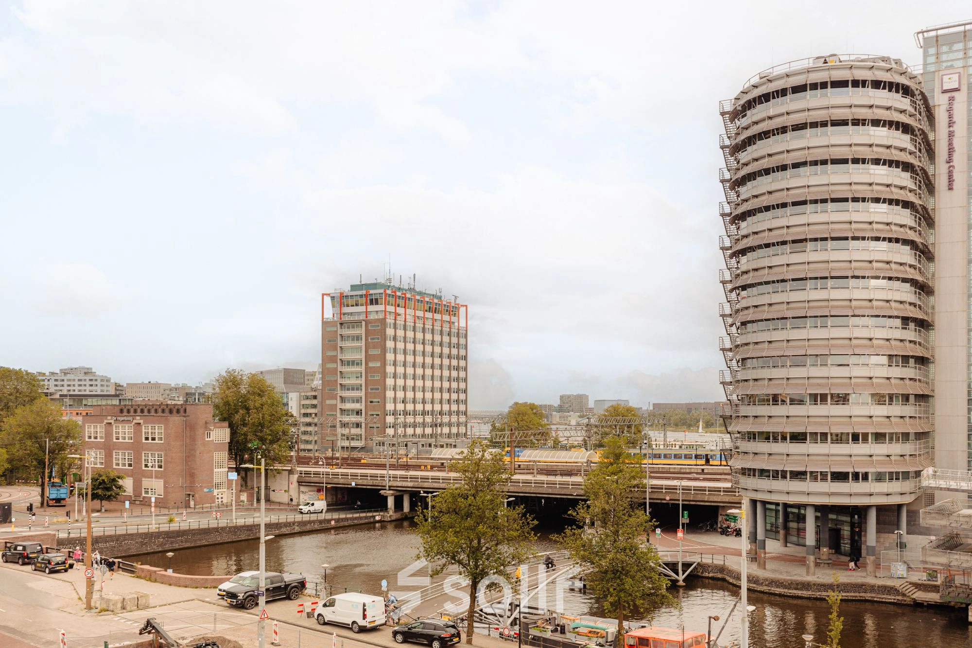 Uitzicht op de Prins Hendrikkade 14 in Amsterdam Centrum met omliggende gebouwen en verkeer. Geschikt als locatie voor kantoorruimte huren.
