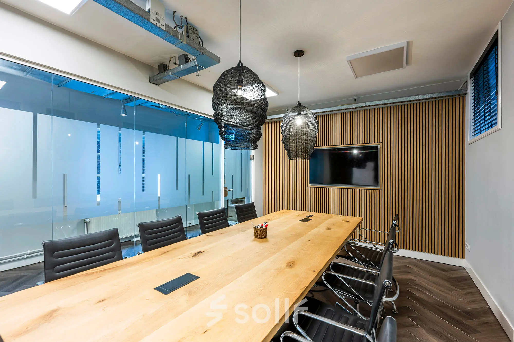 Huur deze moderne kantoorruimte op Rapenburgerstraat 173 in Amsterdam Centrum. Voorzien van een lange houten vergadertafel, leren stoelen en stijlvolle hanglampen. Ideaal om kantoren professioneel in te richten.