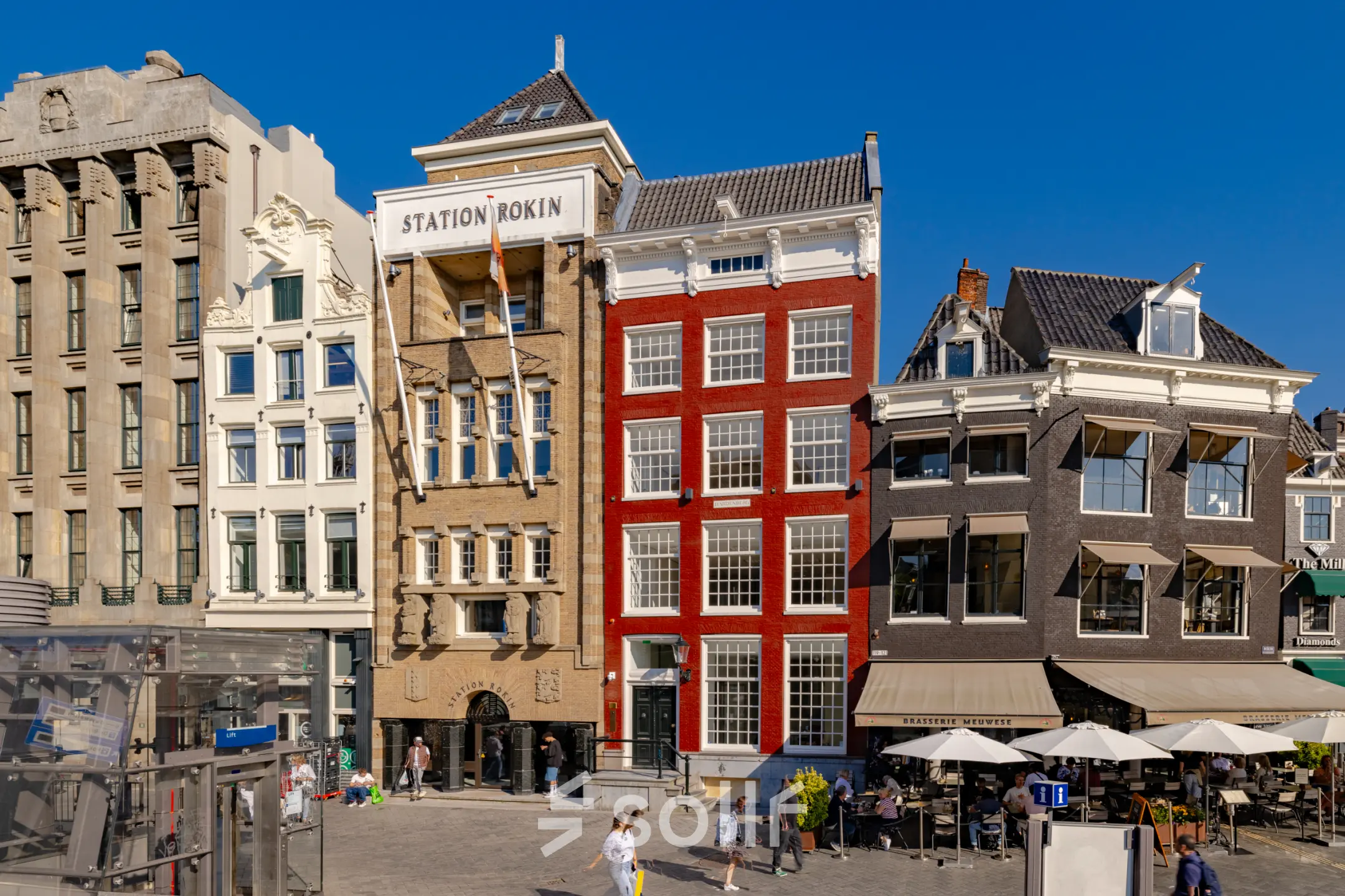Exterieur van kantoorpand op Rokin 117-117 in Amsterdam Centrum, met klassieke gevel. Beschikbaar voor kantoorruimte huren.