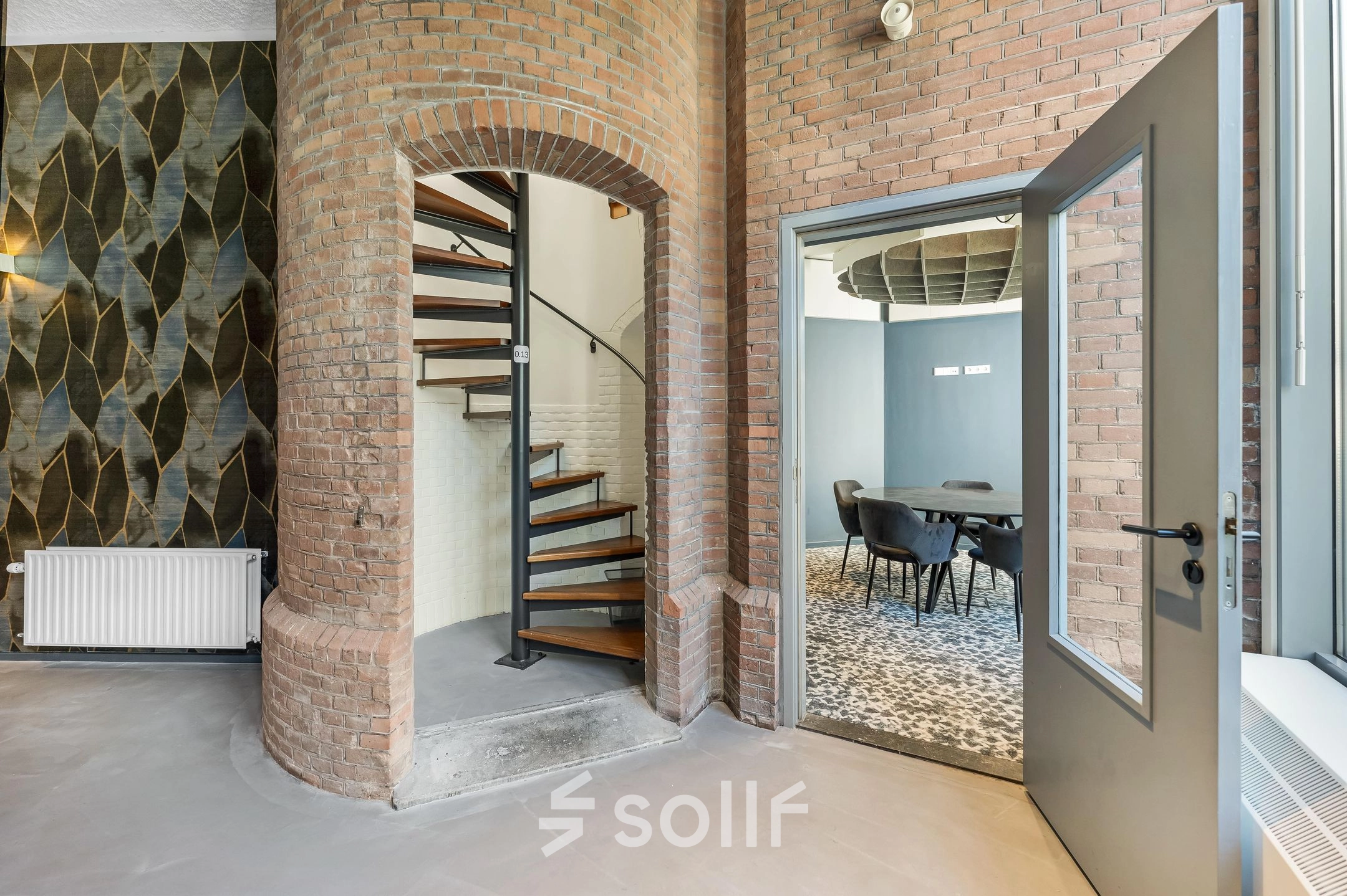 Kantoorruimte huren in een sfeervol kantoorpand op Stadhouderskade 55 in Amsterdam Centrum met modern interieur en spiraaltrap.