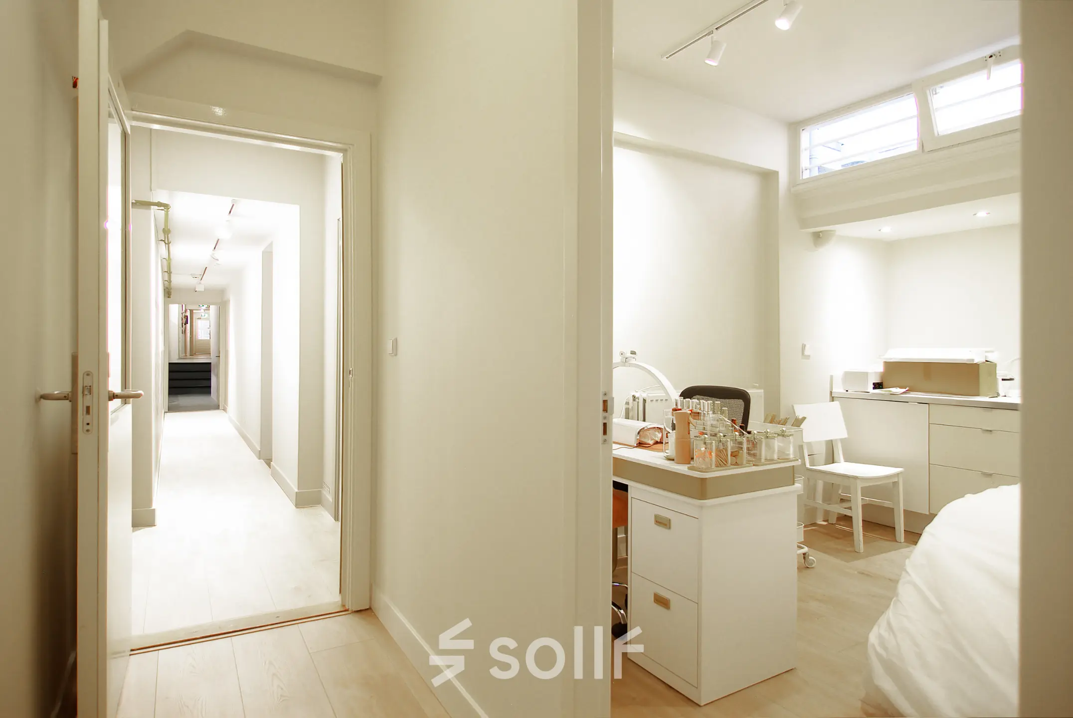 Lichte kantoorruimte op Warmoesstraat 155 in Amsterdam Centrum, met moderne inrichting en werkruimte. Ideaal voor kantoorruimte huren of als kantoorpand.