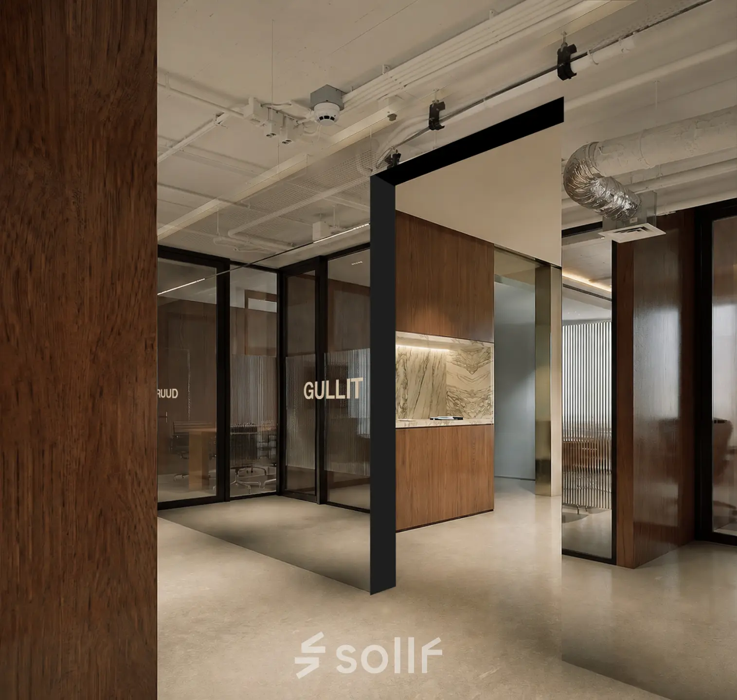Moderne kantoorruimte in Amsterdam Centrum met glazen wanden en houten accenten, ideaal voor huur. De ruimte straalt een stijlvolle en professionele sfeer uit.