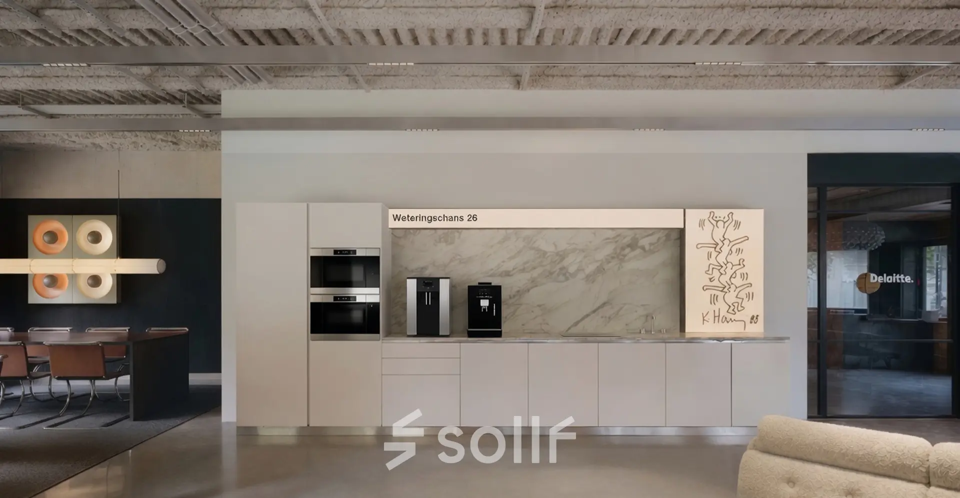 Stijlvolle kantoorruimte op de Weteringschans 126 in Amsterdam Centrum. Modern ingericht met een nette pantry en een vergadertafel, ideaal voor kantoorruimte huren.