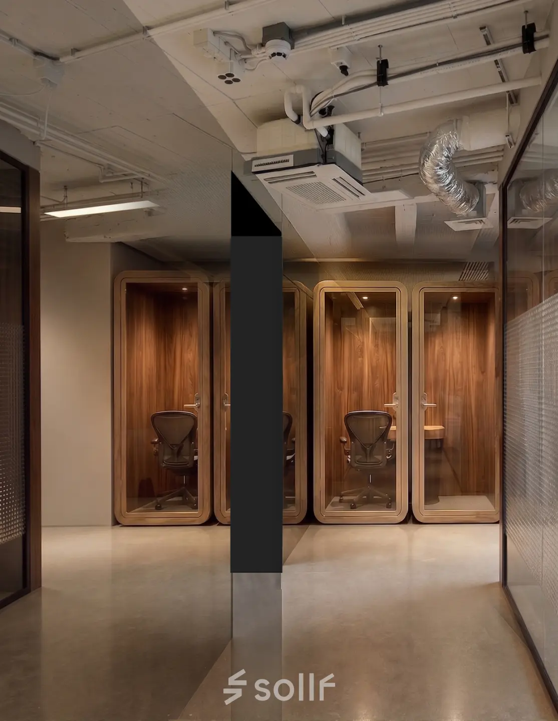 Moderne kantoorruimte op Weteringschans 26 in Amsterdam Centrum met strakke design elementen en telefoonhokjes, ideaal voor verhuur.