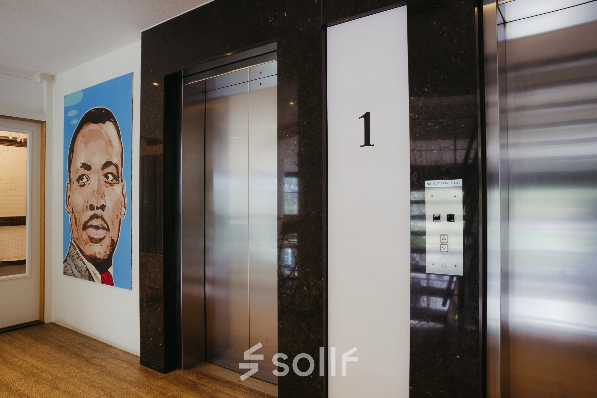 Lift en kunstwerk in het kantoorpand aan Overschiestraat 182 in Amsterdam De Schinkel.