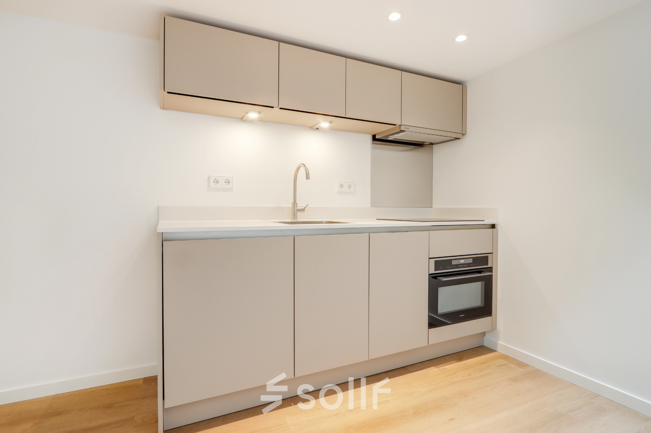 Moderne kitchenette in een kantoorpand op Schinkelkade 44, Amsterdam De Schinkel, te huur als kantoorruimte.