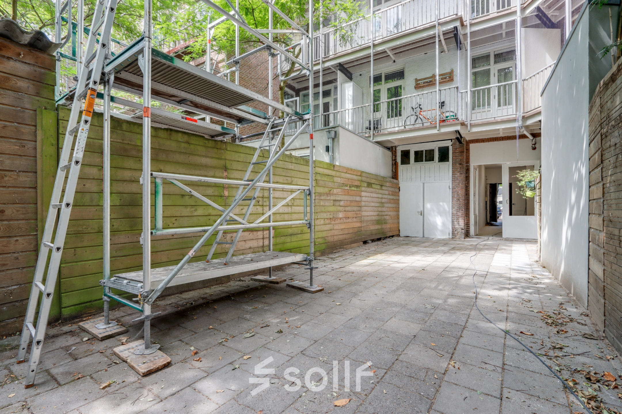 Buitenruimte bij Schinkelkade 44 in Amsterdam De Schinkel, mogelijk geschikt voor opslag of renovatie. De locatie biedt potentieel voor gebruik als extra kantoorpand ruimte of werkplek bij kantoorruimte huren.