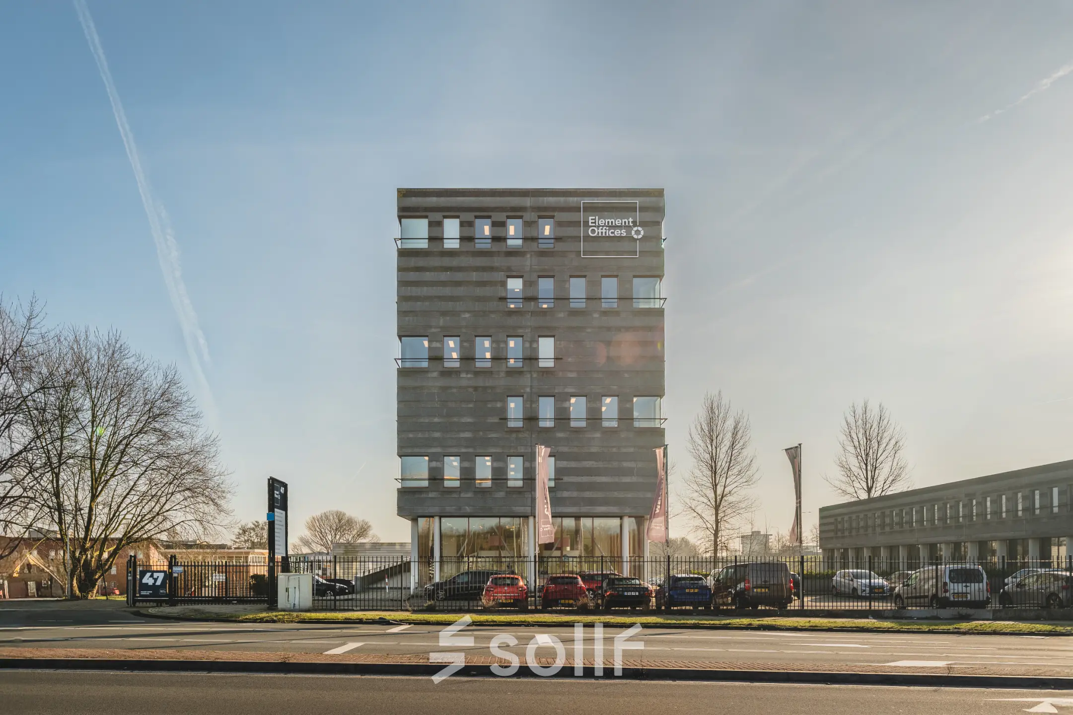 Een modern kantoorpand aan Daalwijkdreef 47, Amsterdam Duivendrecht. Het gebouw heeft een strakke gevel en parkeergelegenheid voor bezoekers die kantoorruimte huren willen. Geschikt voor diverse zakelijke doeleinden.