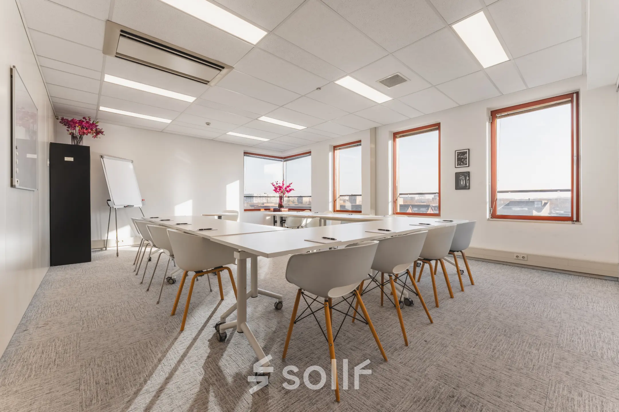 Moderne, lichte kantoorruimte op Daalwijkdreef 47 in Amsterdam Duivendrecht, ideaal voor vergaderingen en kantooractviteiten, met grote ramen en een strakke inrichting. Perfect om een kantoorpand te huren.