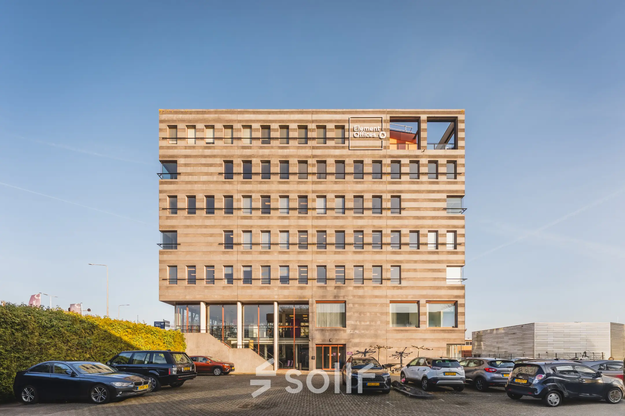 Straatbeeld van een modern kantoorpand op Daalwijkdreef 47, Amsterdam Duivendrecht, met meerdere verdiepingen, ideaal voor kantoorruimte huren, centraal gelegen en goede parkeermogelijkheden.