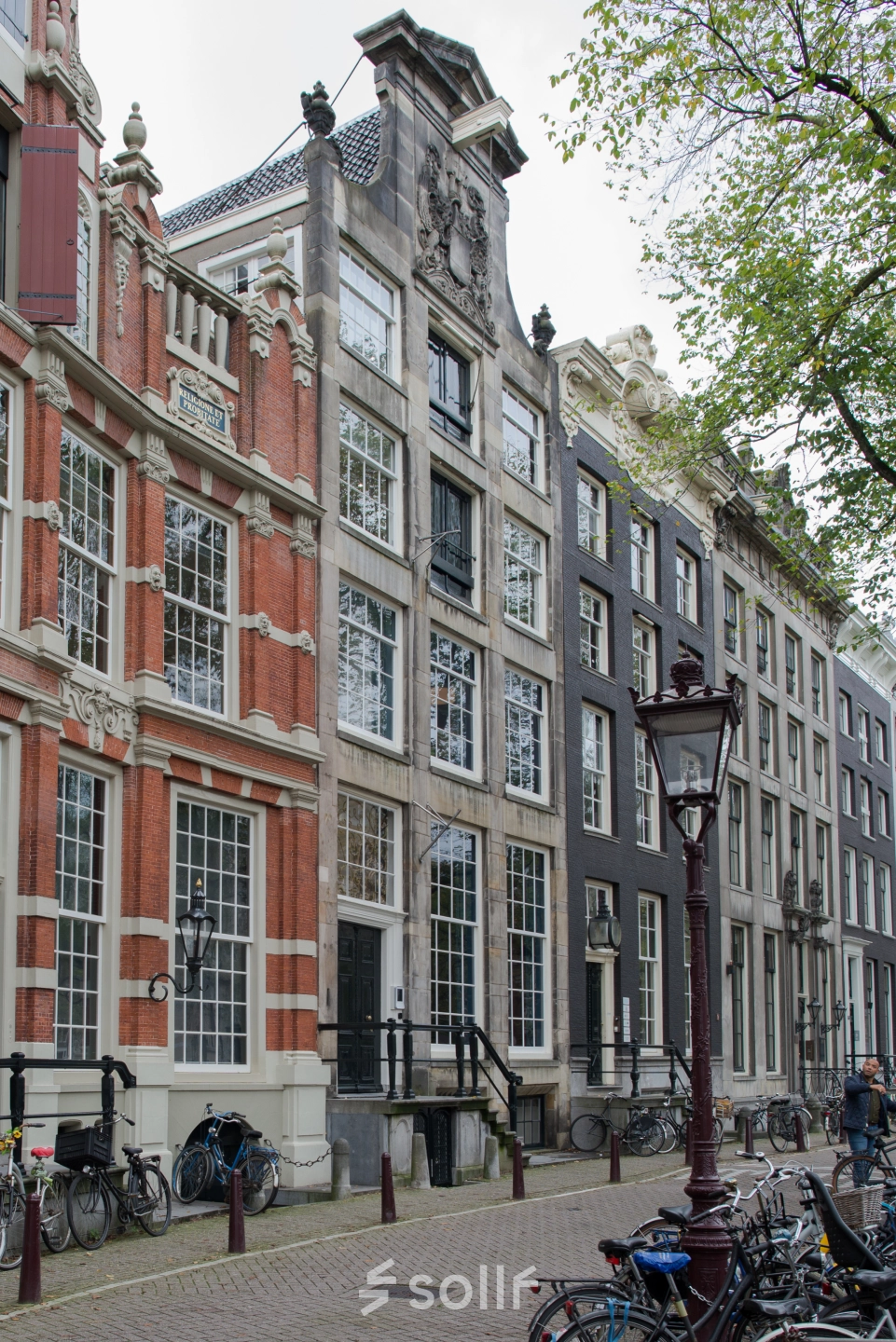 Buitenzijde van het kantoorpand op Herengracht 168, Amsterdam Grachtengordel, ideaal voor het huren van kantoorruimte.