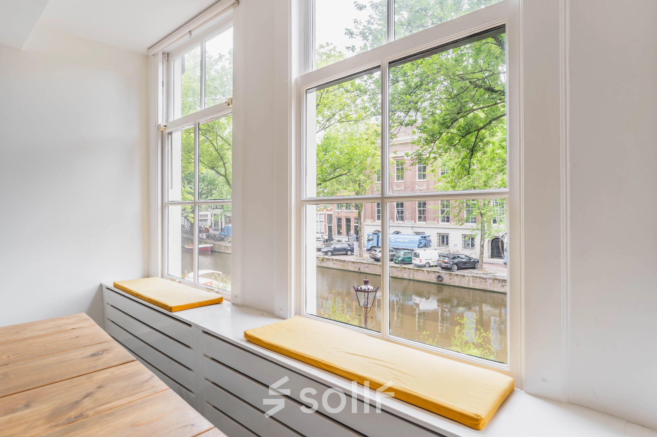 Lichte kantoorruimte aan de Herengracht 221, Amsterdam Grachtengordel, met grote ramen en uitzicht op de gracht. Ideale plek om kantoorruimte te huren.