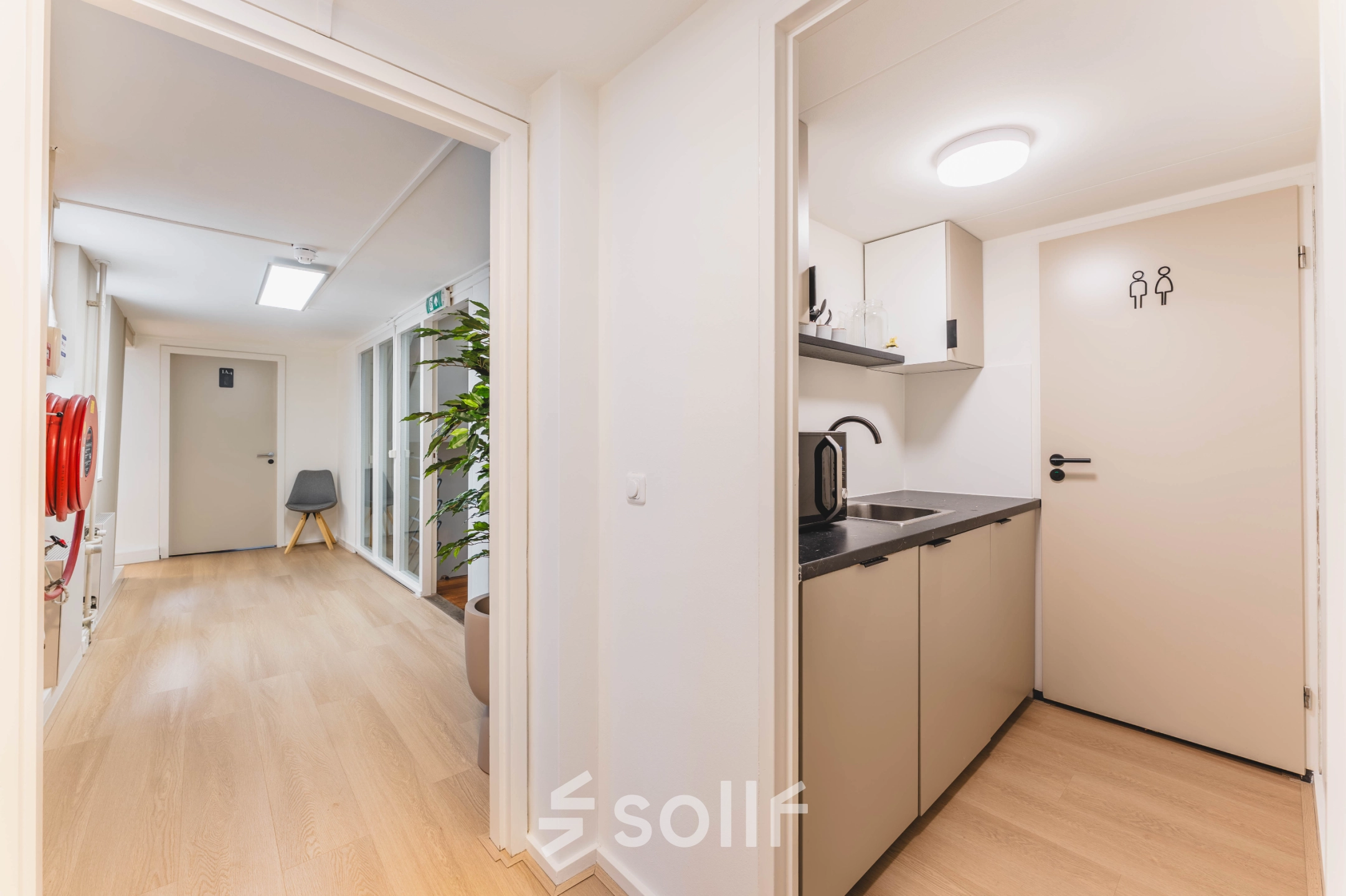 Functionele kantoorruimte te huur aan de Herengracht 221 in Amsterdam Grachtengordel met pantry en moderne voorzieningen.