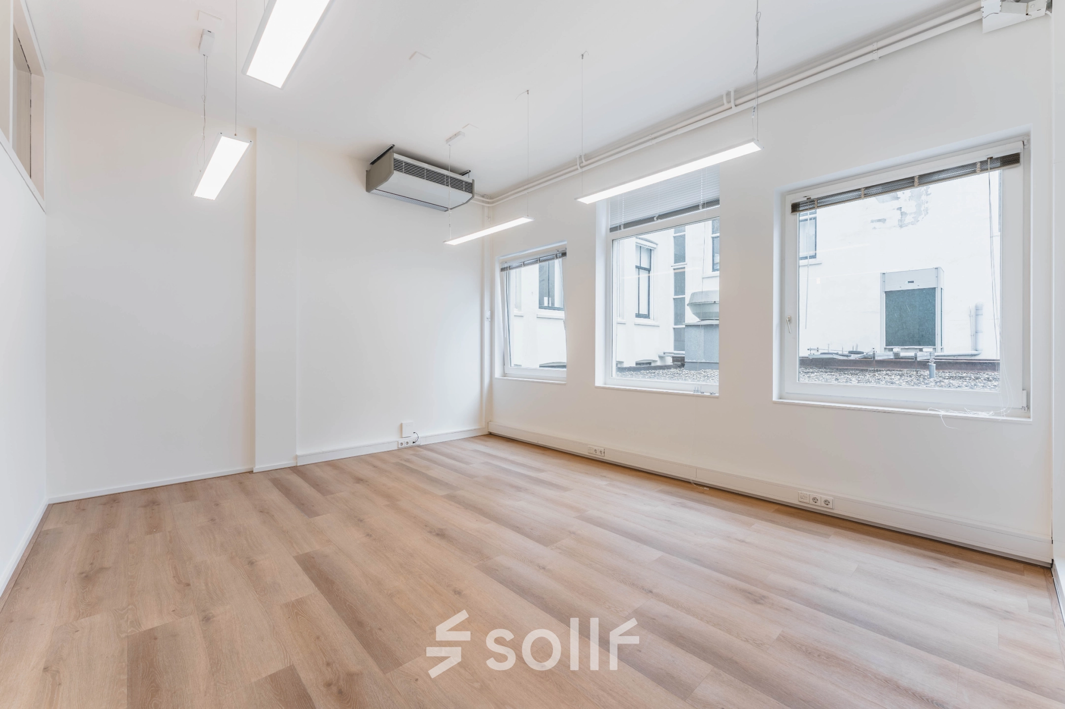 Licht en open kantoor op Herengracht 221, Amsterdam Grachtengordel, met houten vloer en grote ramen, ideaal voor kantoorruimte huren.