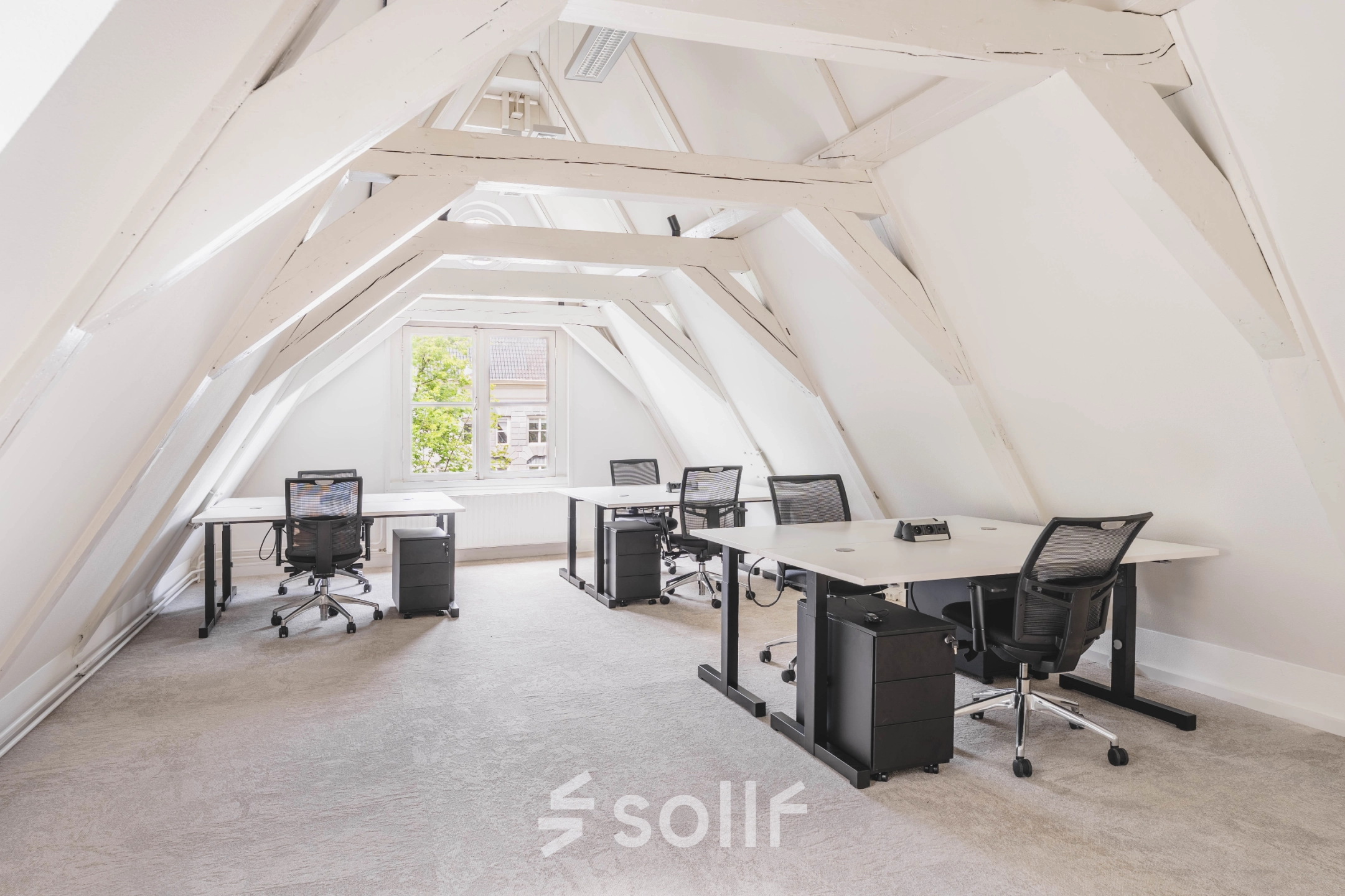 Lichte en ruime kantoorruimte aan de Herengracht 221 in Amsterdam Grachtengordel, voorzien van bureaus en stoelen. Deze open werkruimte biedt een uitnodigende omgeving voor bedrijven die een kantoorpand willen huren.