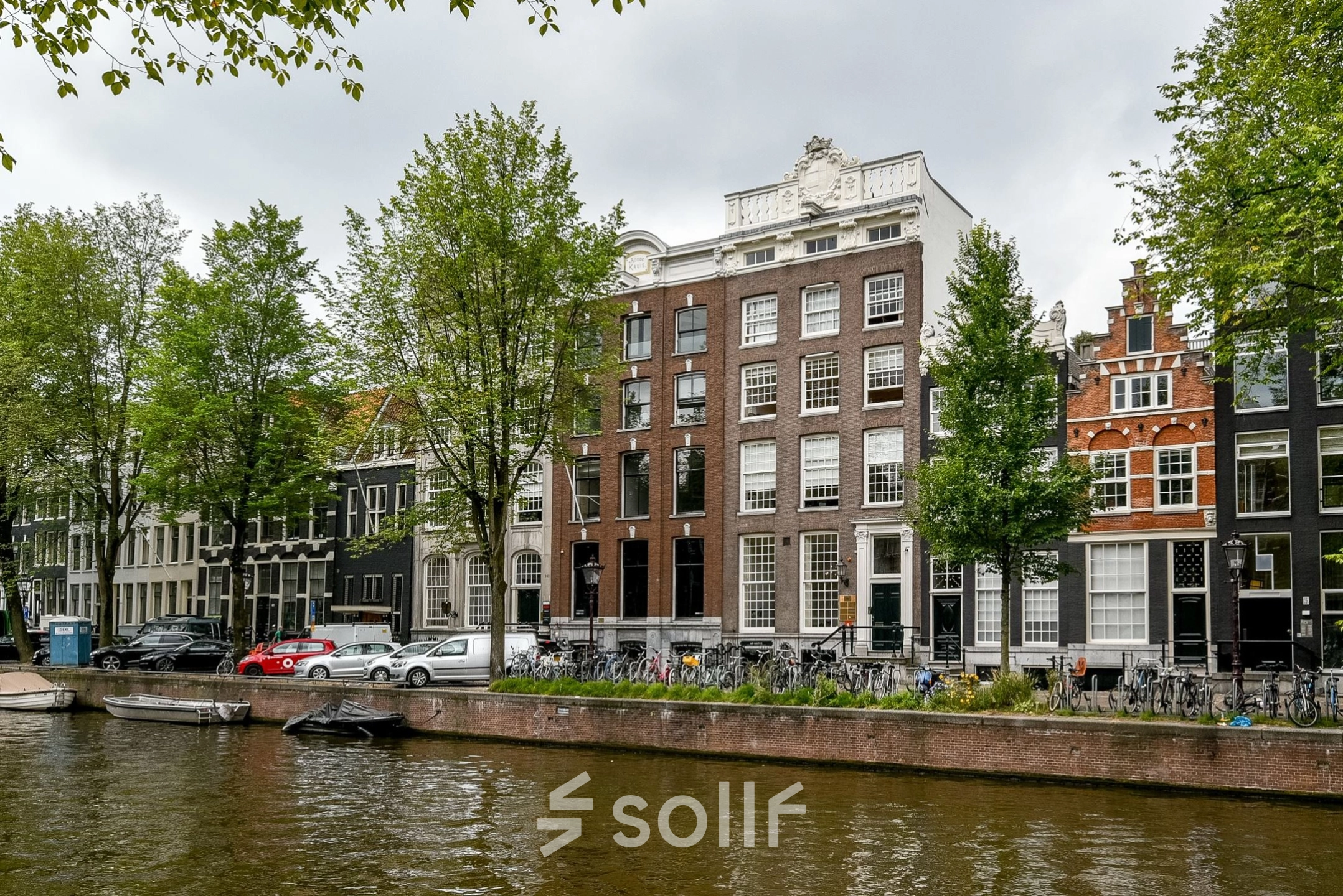 Buitenzicht van kantoorpand aan Herengracht 338 in Amsterdam Grachtengordel, naast de gracht. Ideale locatie voor kantoorruimte huren met klassieke gevels en een levendige omgeving.