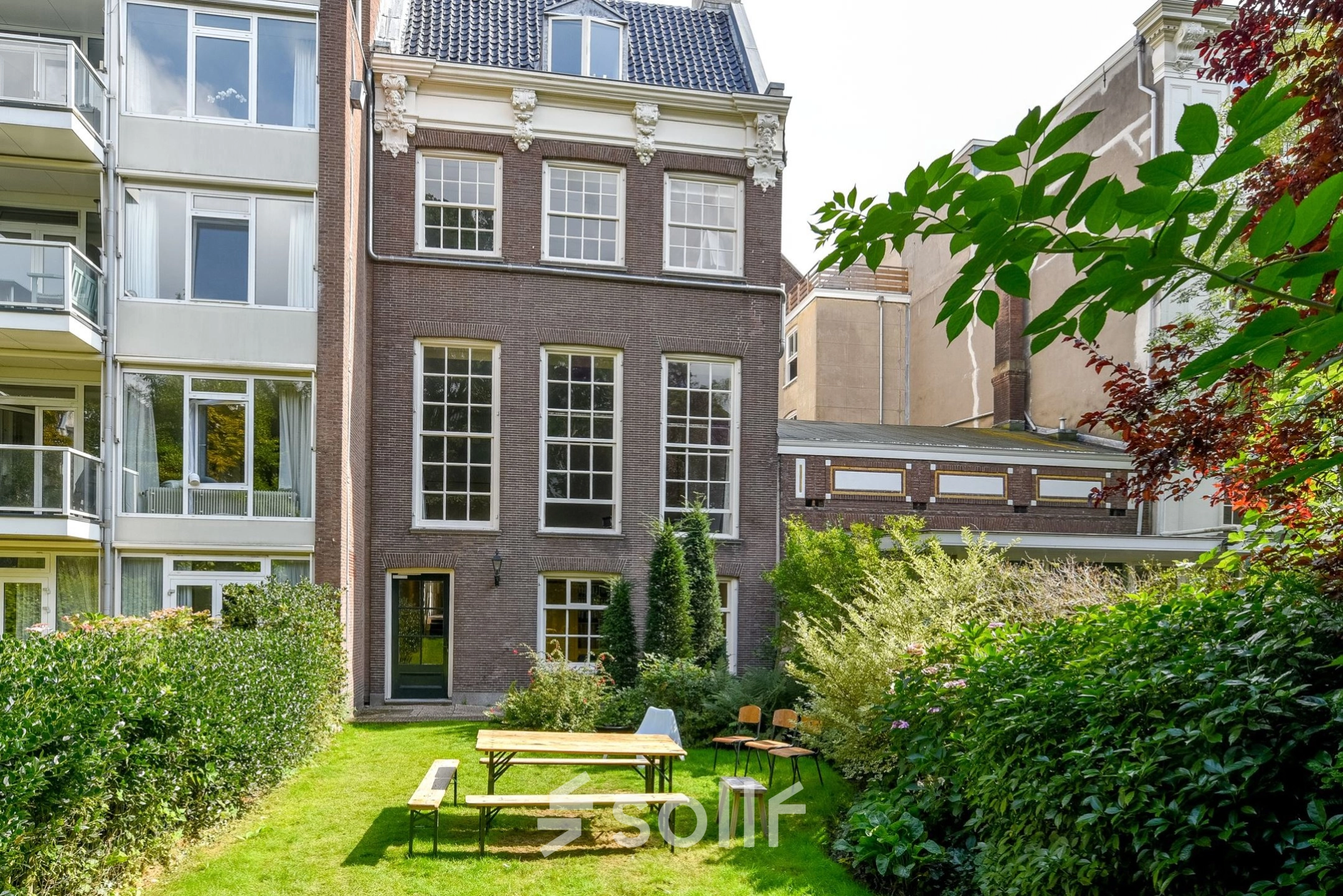 Kantoorpand aan de Herengracht 338 in Amsterdam Grachtengordel met een charmante buitenruimte. Ideaal voor bedrijven die een kantoor willen huren in een historische en groene omgeving.