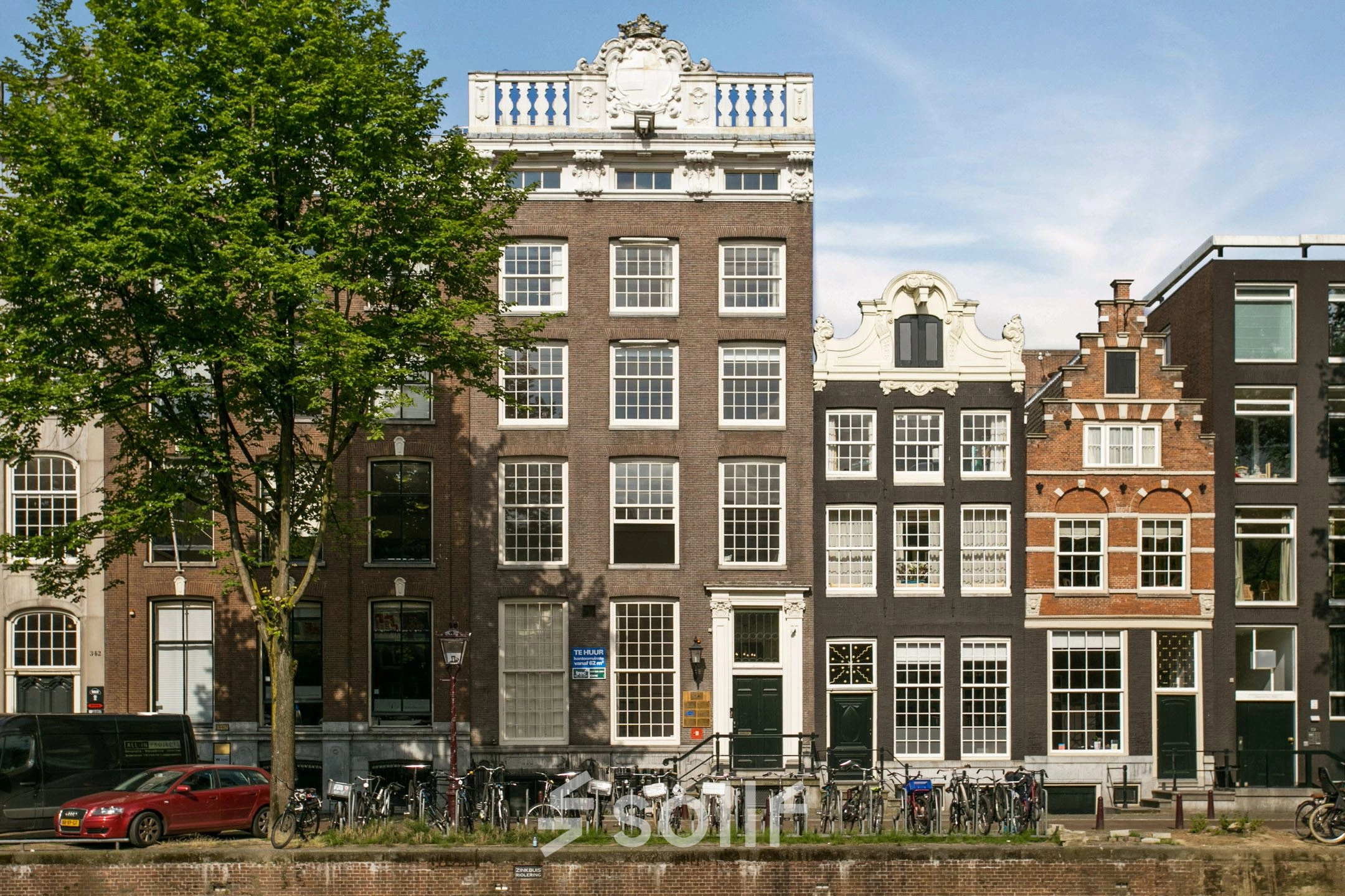 Het imposante kantoorpand aan de Herengracht 338 in Amsterdam Grachtengordel biedt een klassieke gevel wat een unieke kans biedt voor kantoorruimte huren in een historische omgeving.